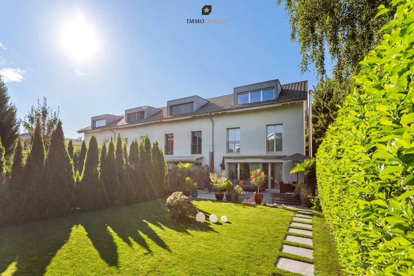Maison de rangée bien entretenue avec terrasse et jardin dans un emplacement de choix. - Photo 4 sur 10
