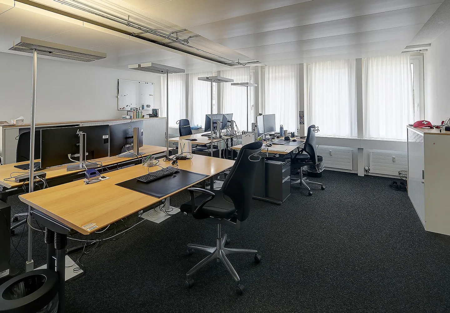 Espace de vente au rez-de-chaussée, bureaux hautement développés directement à la gare - Photo 3 sur 6