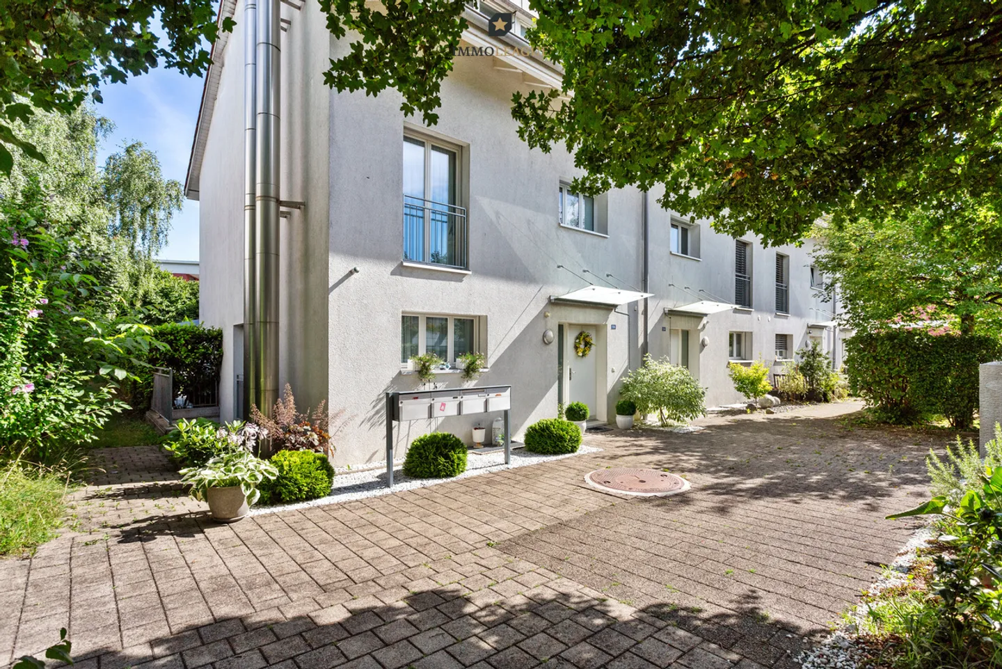 Maison de rangée bien entretenue avec terrasse et jardin dans un emplacement de choix. - Photo 6 sur 10