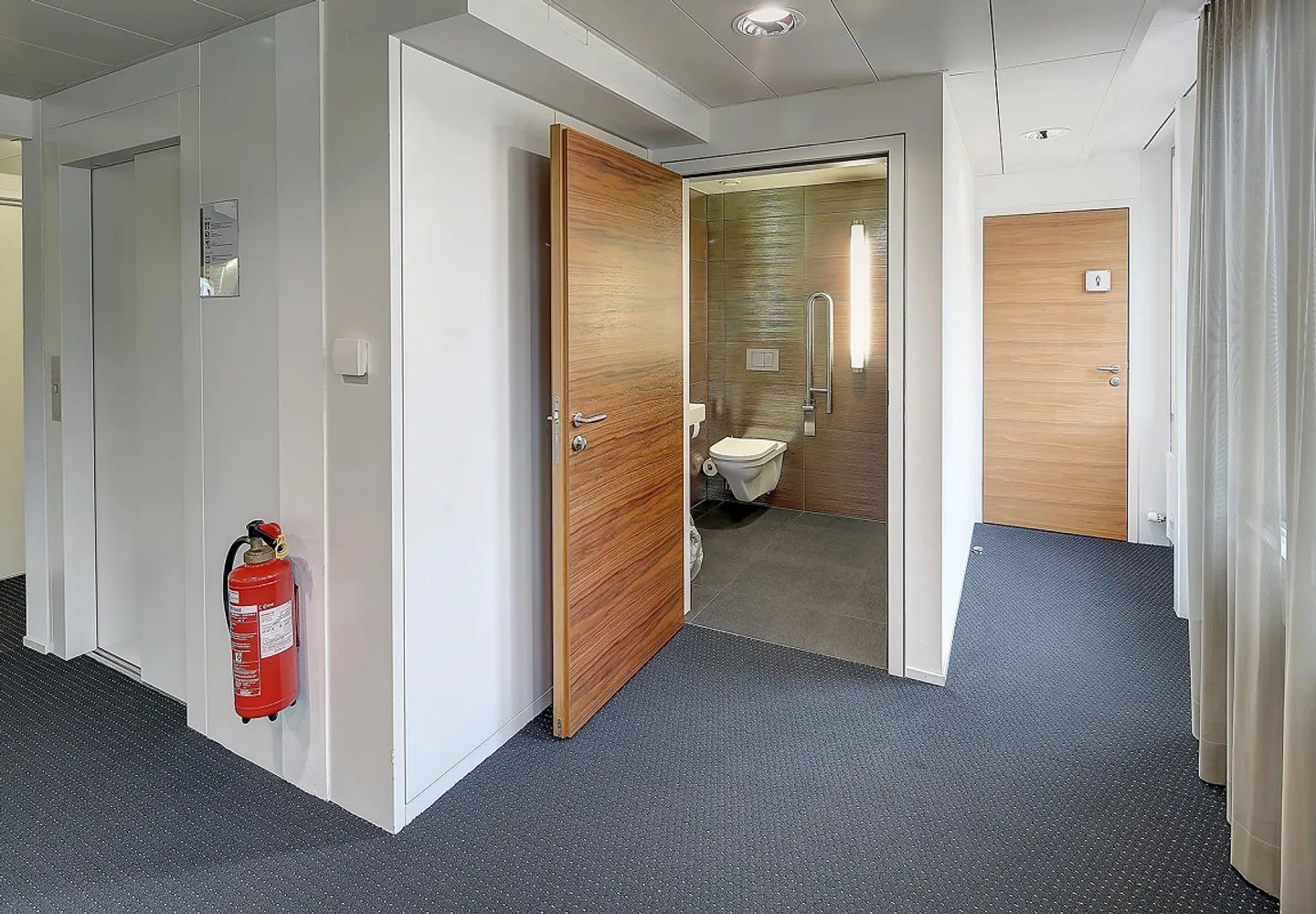 Espace de vente au rez-de-chaussée, bureaux hautement développés directement à la gare - Photo 6 sur 6