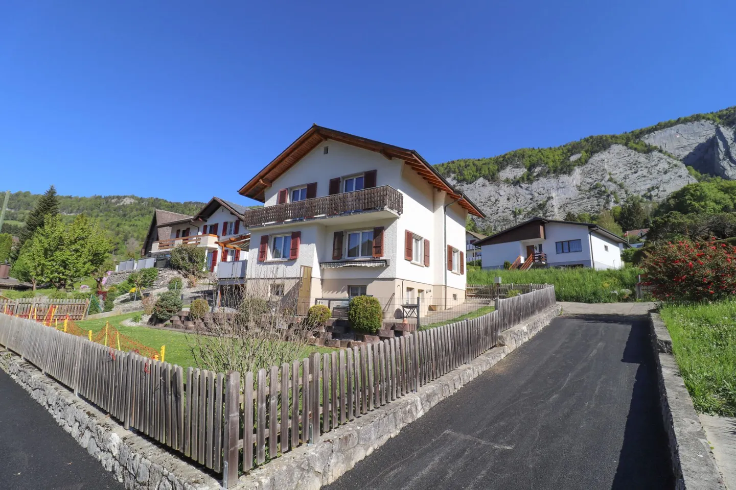 Casa indipendente di 5 stanze sulla pendenza soleggiata di Welschenrohr - Foto 1 di 15
