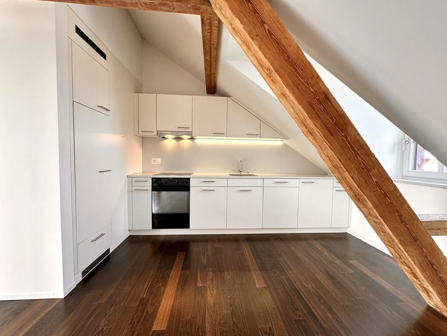 Vivre à Breitsch : Magnifique appartement en attique de 3,5 pièces avec loggia à louer - Photo 2 sur 8