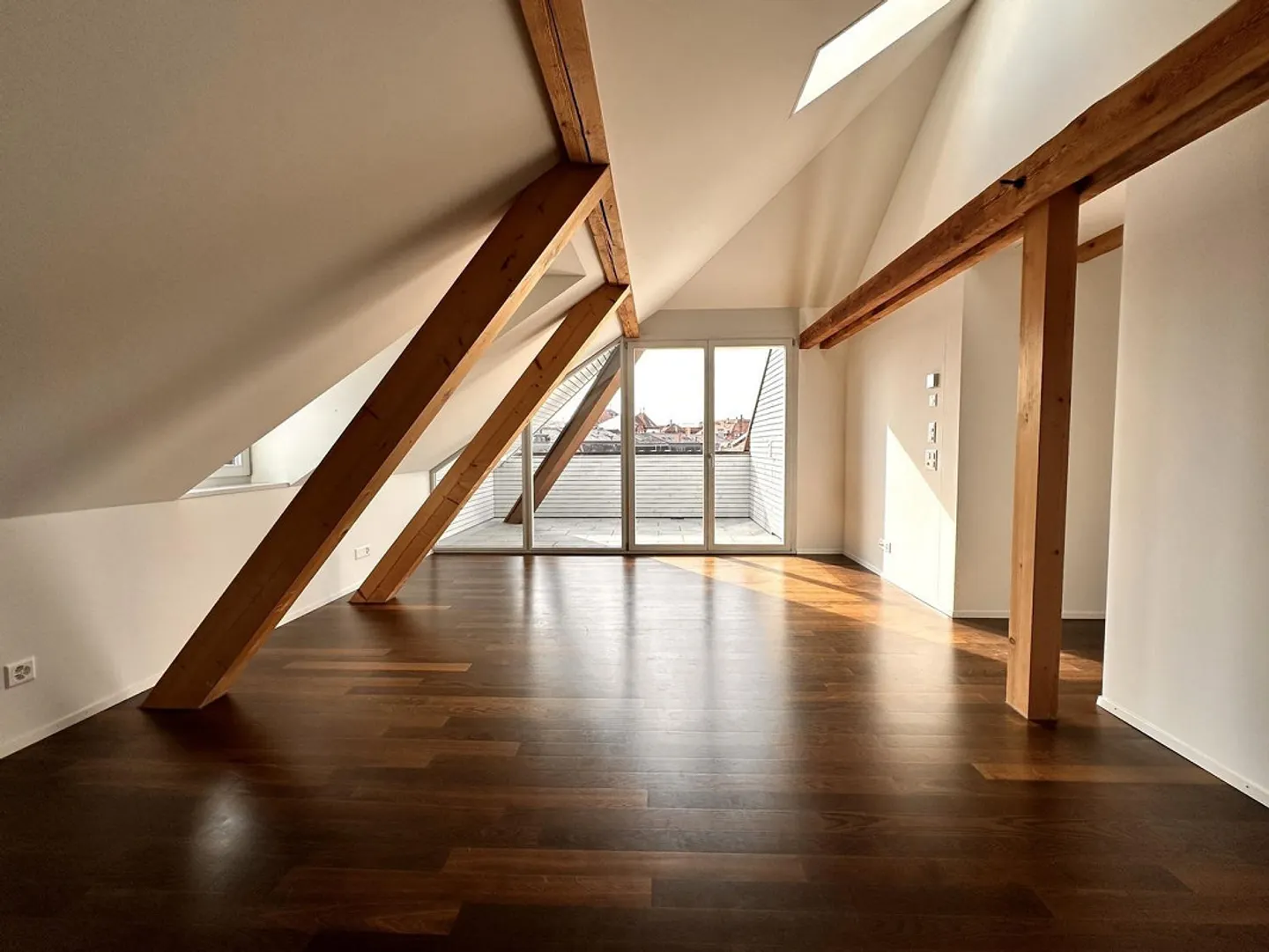 Vivre à Breitsch : Magnifique appartement en attique de 3,5 pièces avec loggia à louer - Photo 3 sur 8