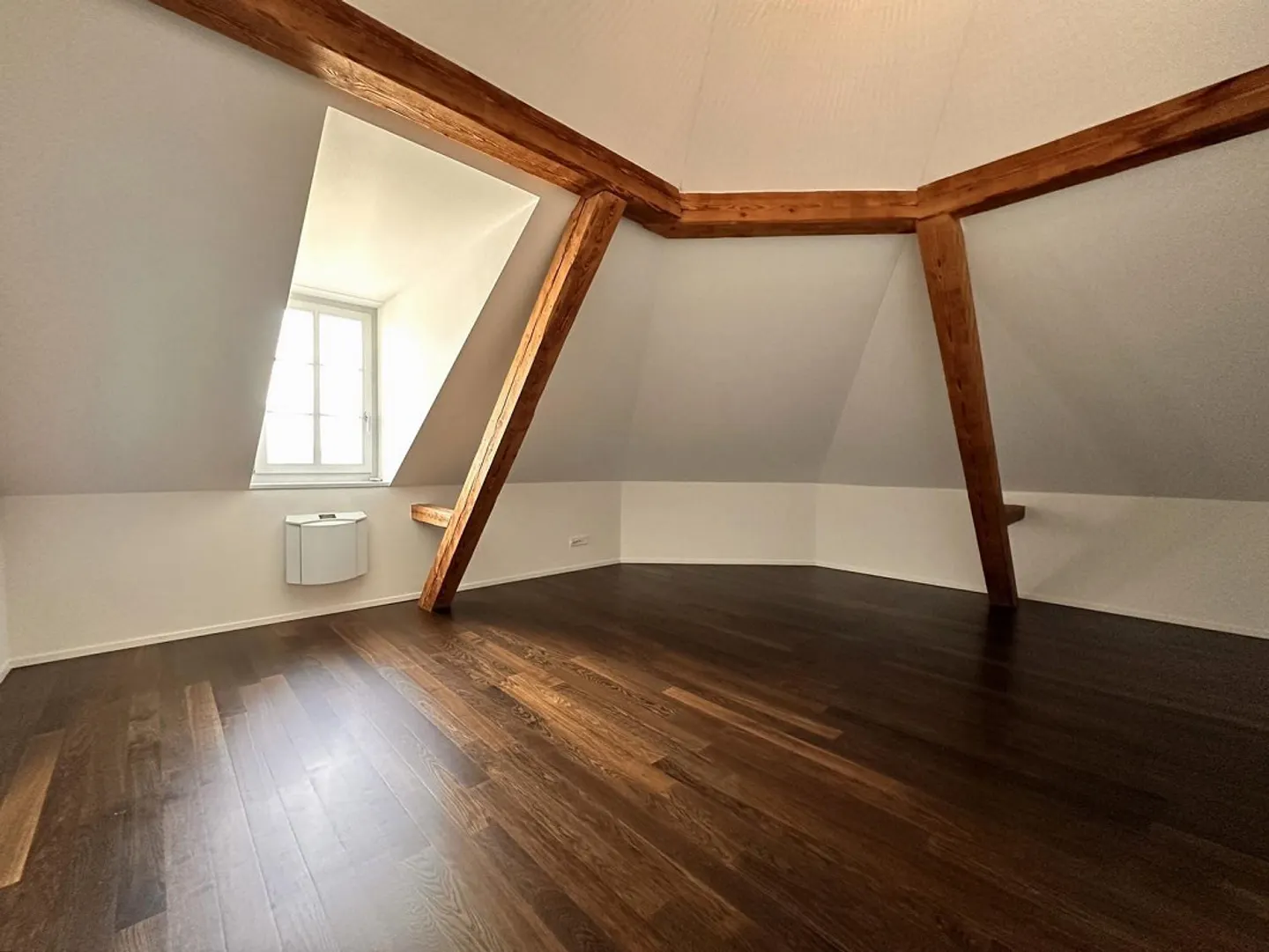 Vivre à Breitsch : Magnifique appartement en attique de 3,5 pièces avec loggia à louer - Photo 4 sur 8