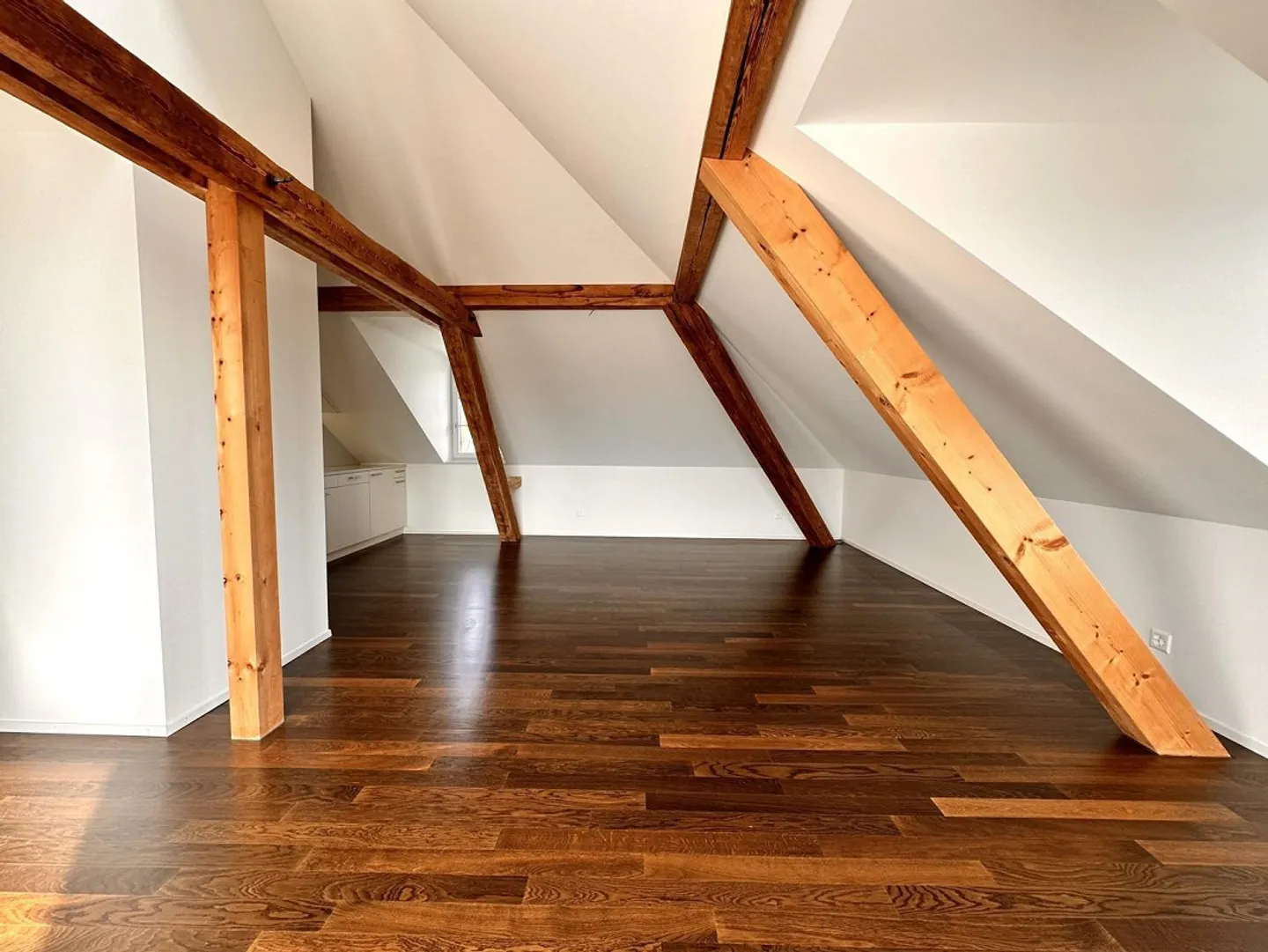 Vivre à Breitsch : Magnifique appartement en attique de 3,5 pièces avec loggia à louer - Photo 5 sur 8