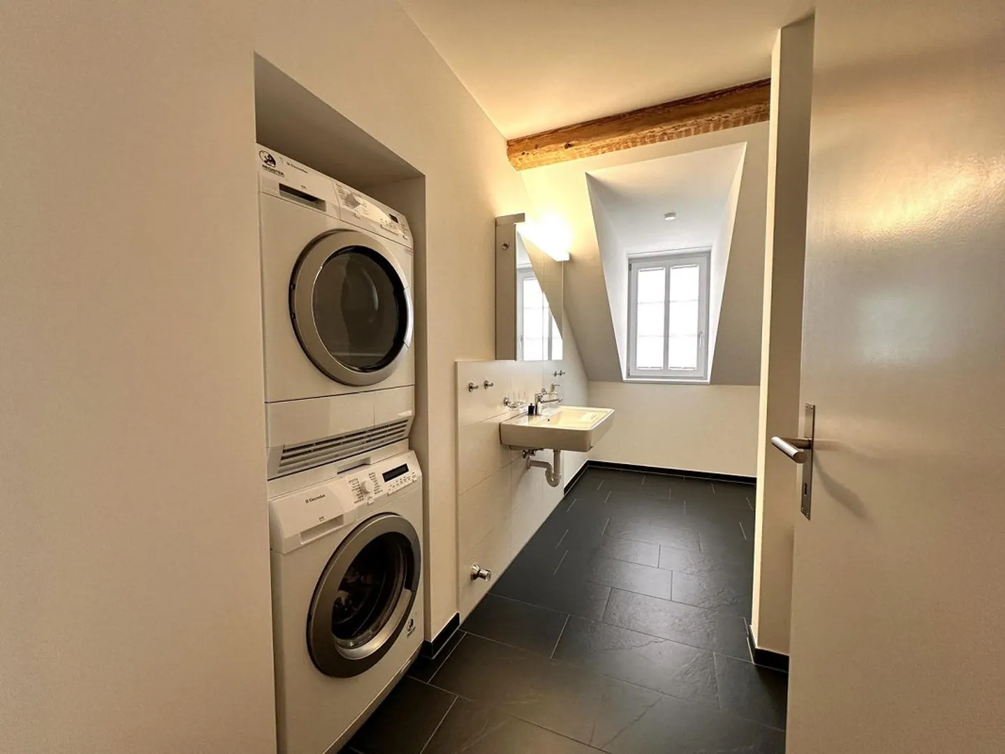 Vivre à Breitsch : Magnifique appartement en attique de 3,5 pièces avec loggia à louer - Photo 6 sur 8