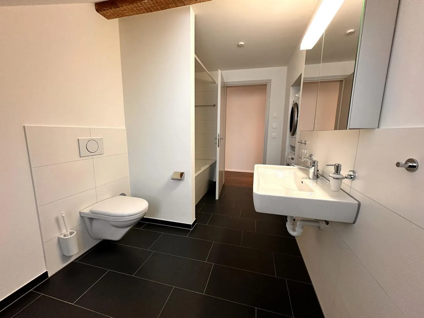 Vivre à Breitsch : Magnifique appartement en attique de 3,5 pièces avec loggia à louer - Photo 7 sur 8