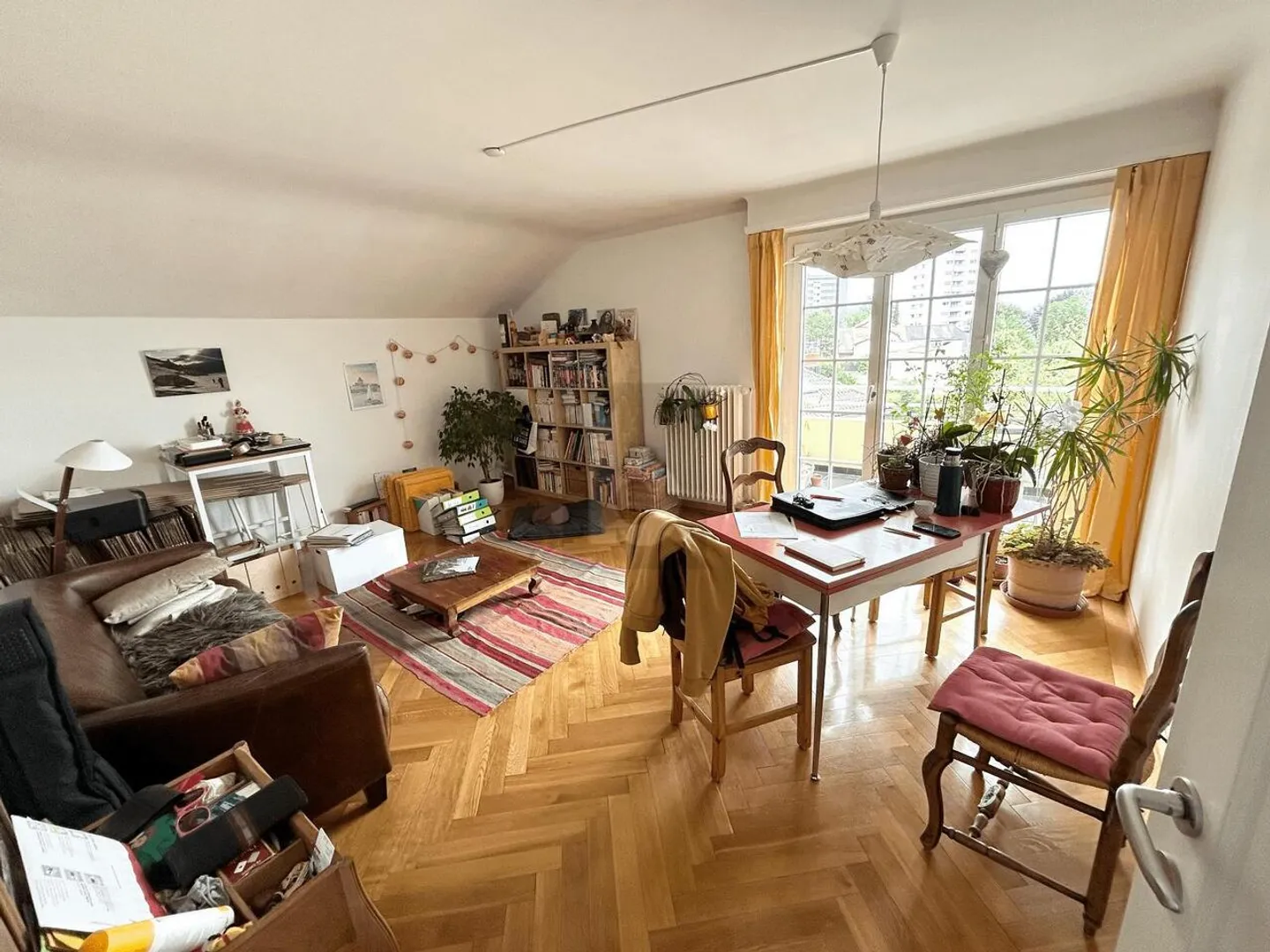 BRIGHT, SPACIOUS AND FULL OF CHARACTER - Photo 1 of 6