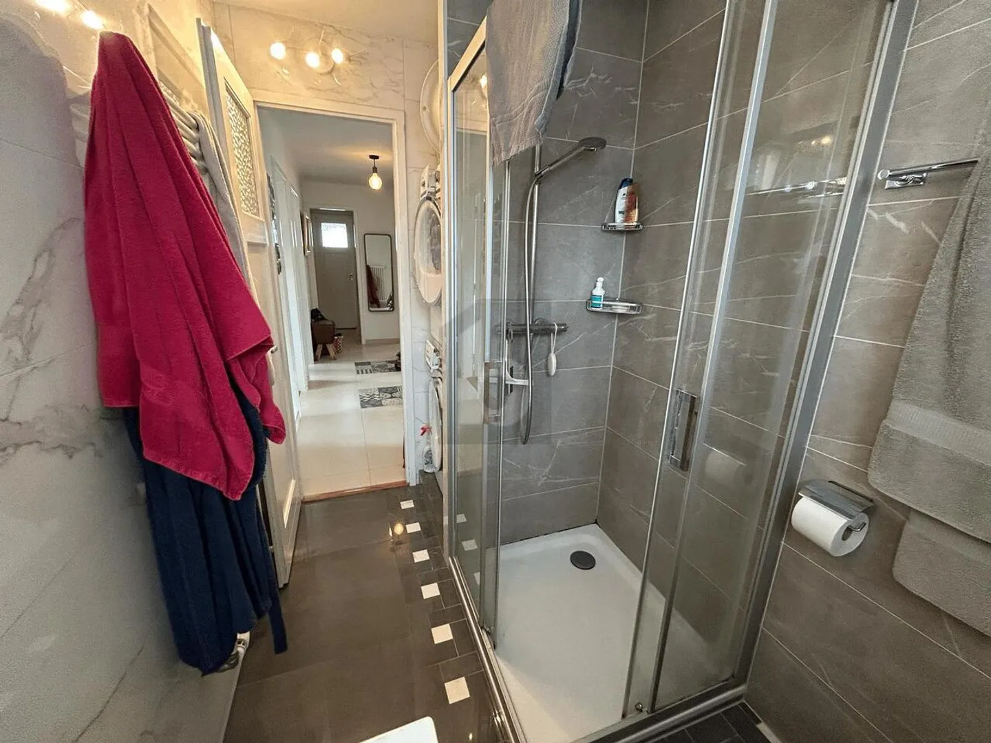 BRIGHT, SPACIOUS AND FULL OF CHARACTER - Photo 4 of 6