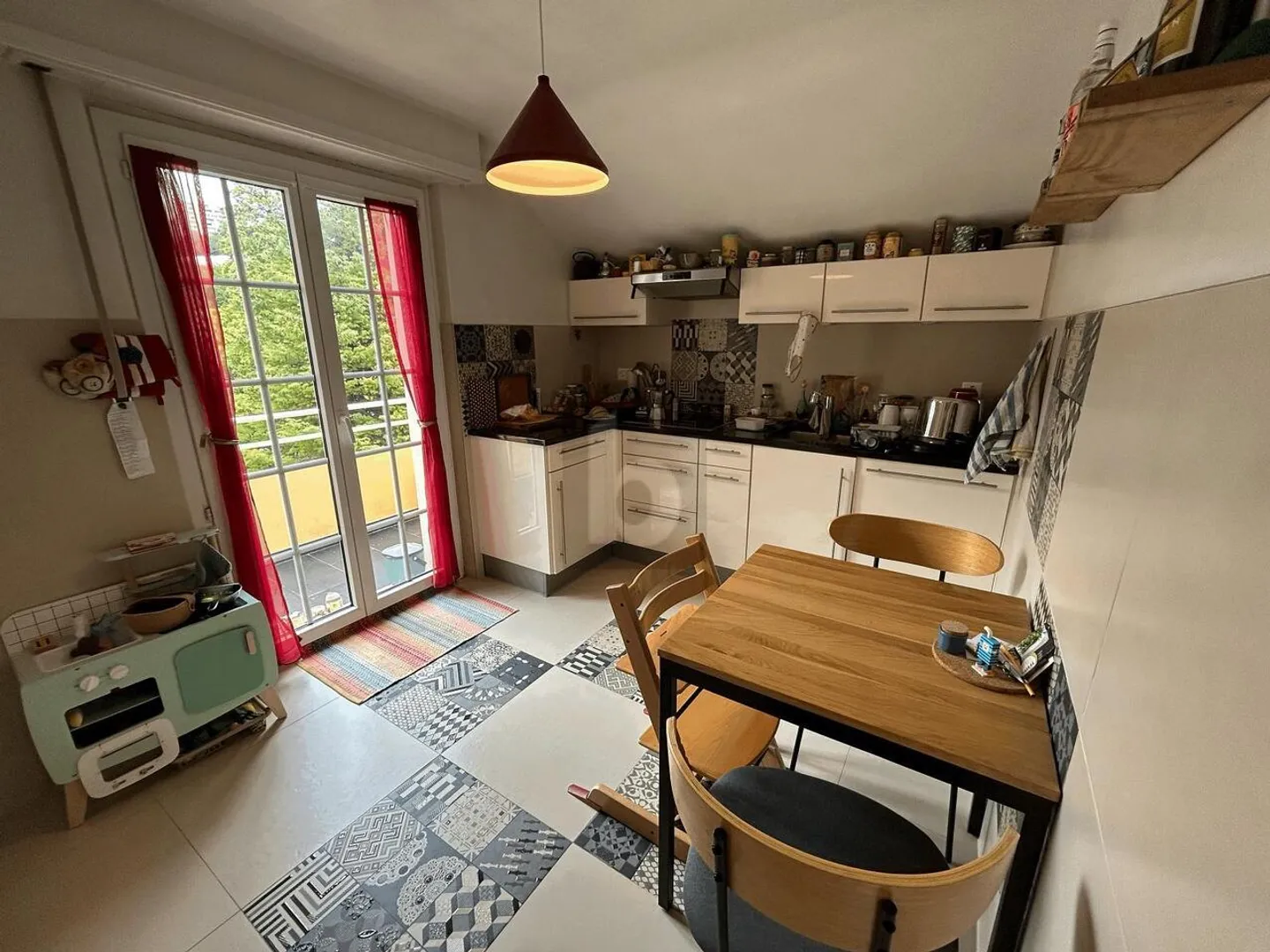 BRIGHT, SPACIOUS AND FULL OF CHARACTER - Photo 3 of 6