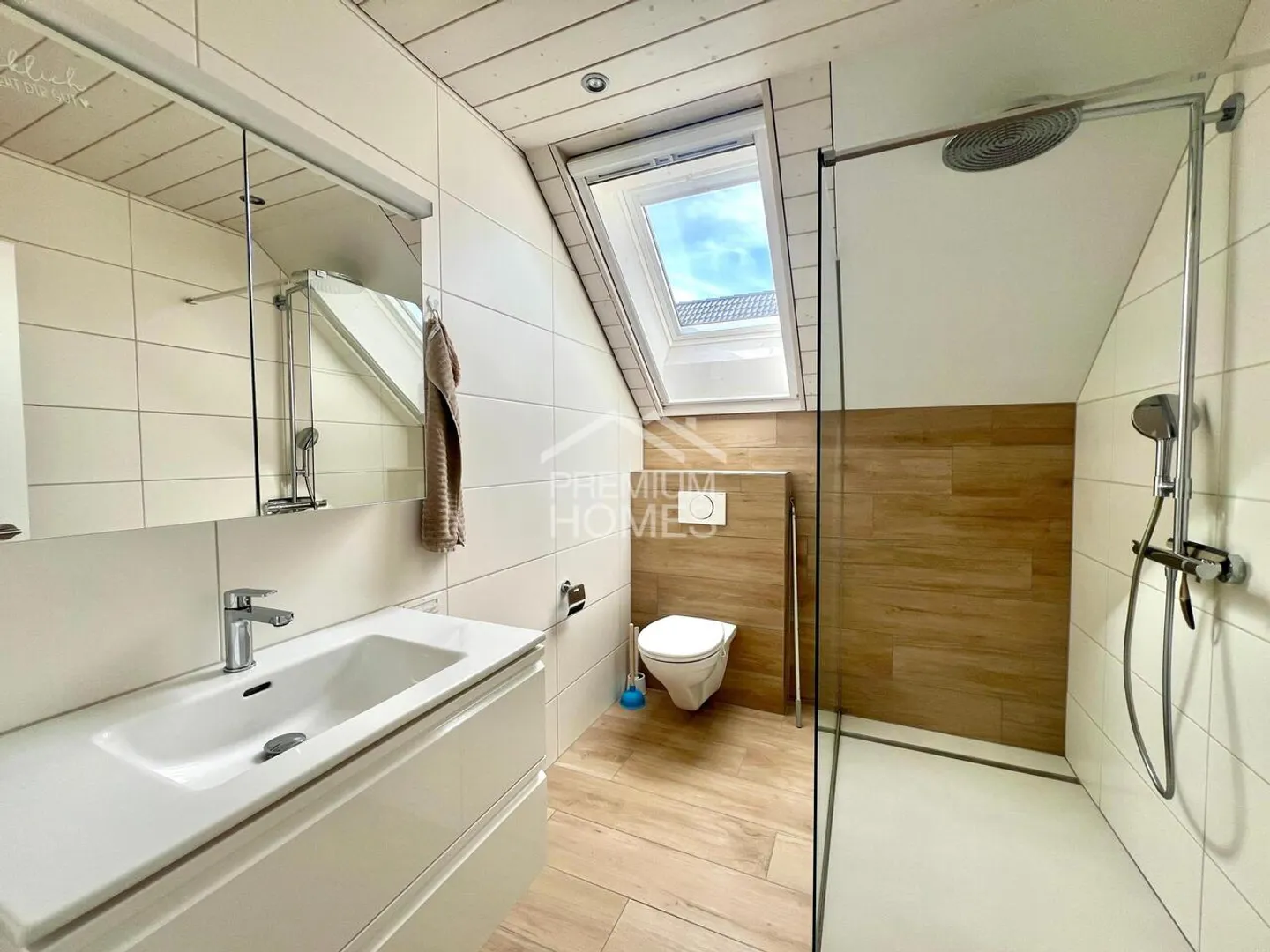 Detached, modern and with breathtaking views - Photo 6 of 7