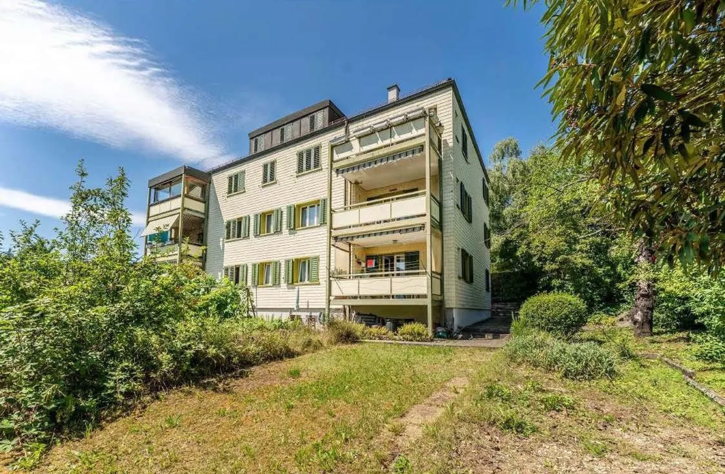 Freshly renovated 4-room apartment with balcony & single garage - Photo 1 of 12