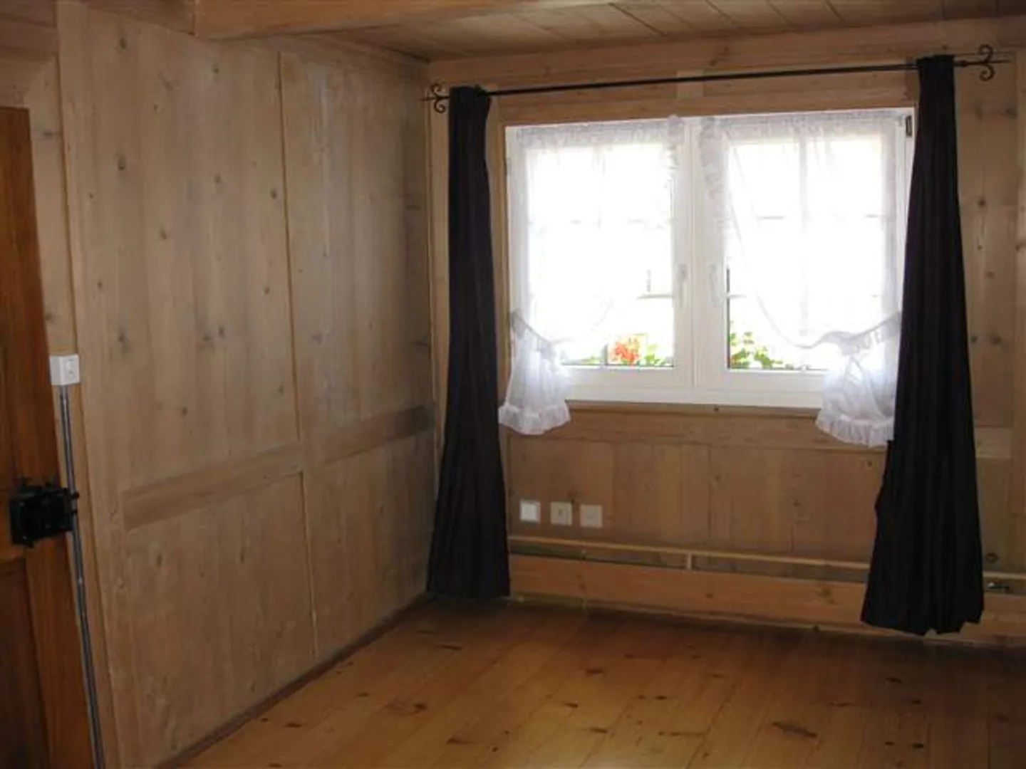 Cozy 3.5 Room Apartment with Lots of Wood - Photo 8 of 14