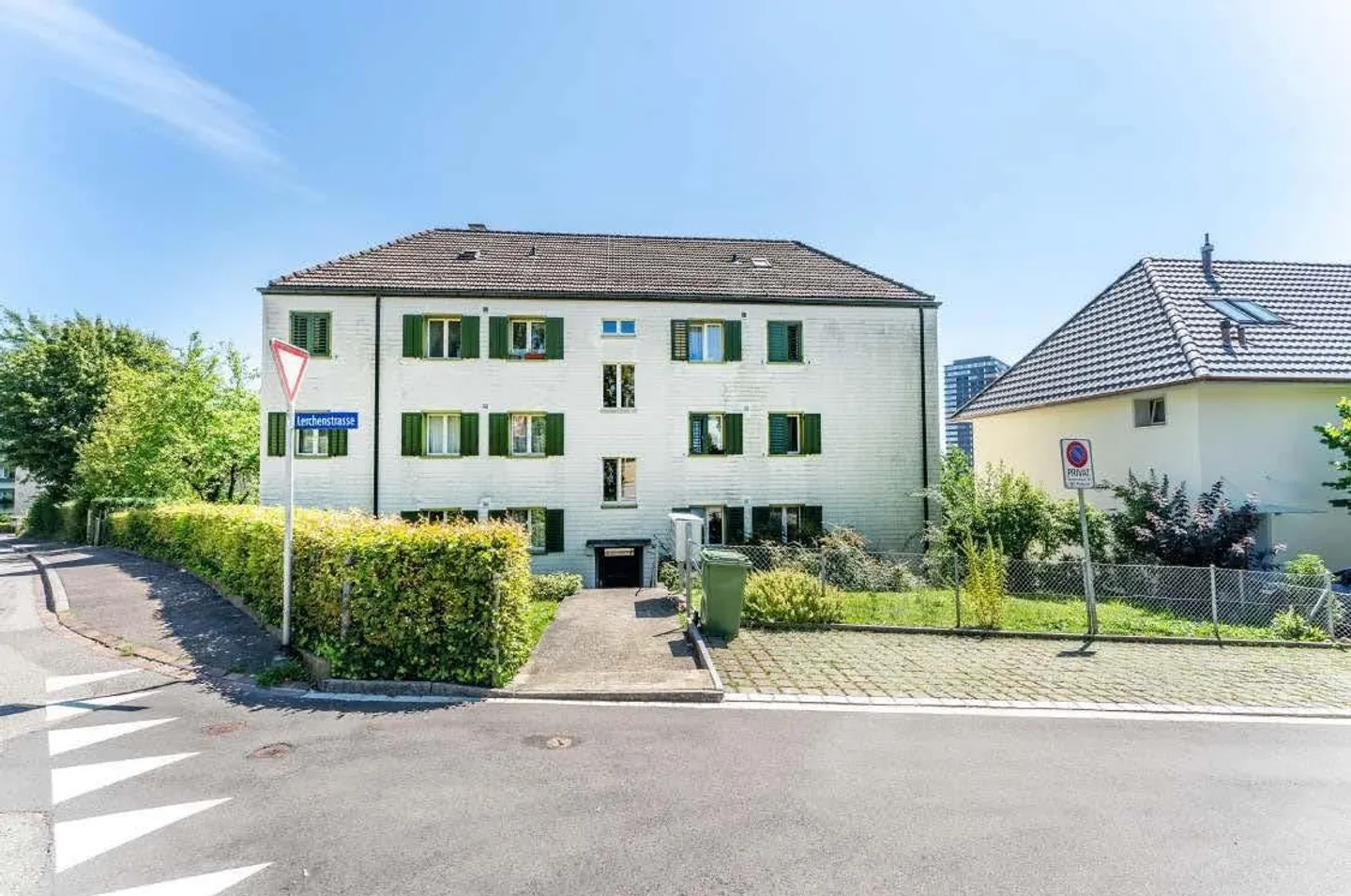 Freshly renovated 4-room apartment with balcony & single garage - Photo 2 of 12