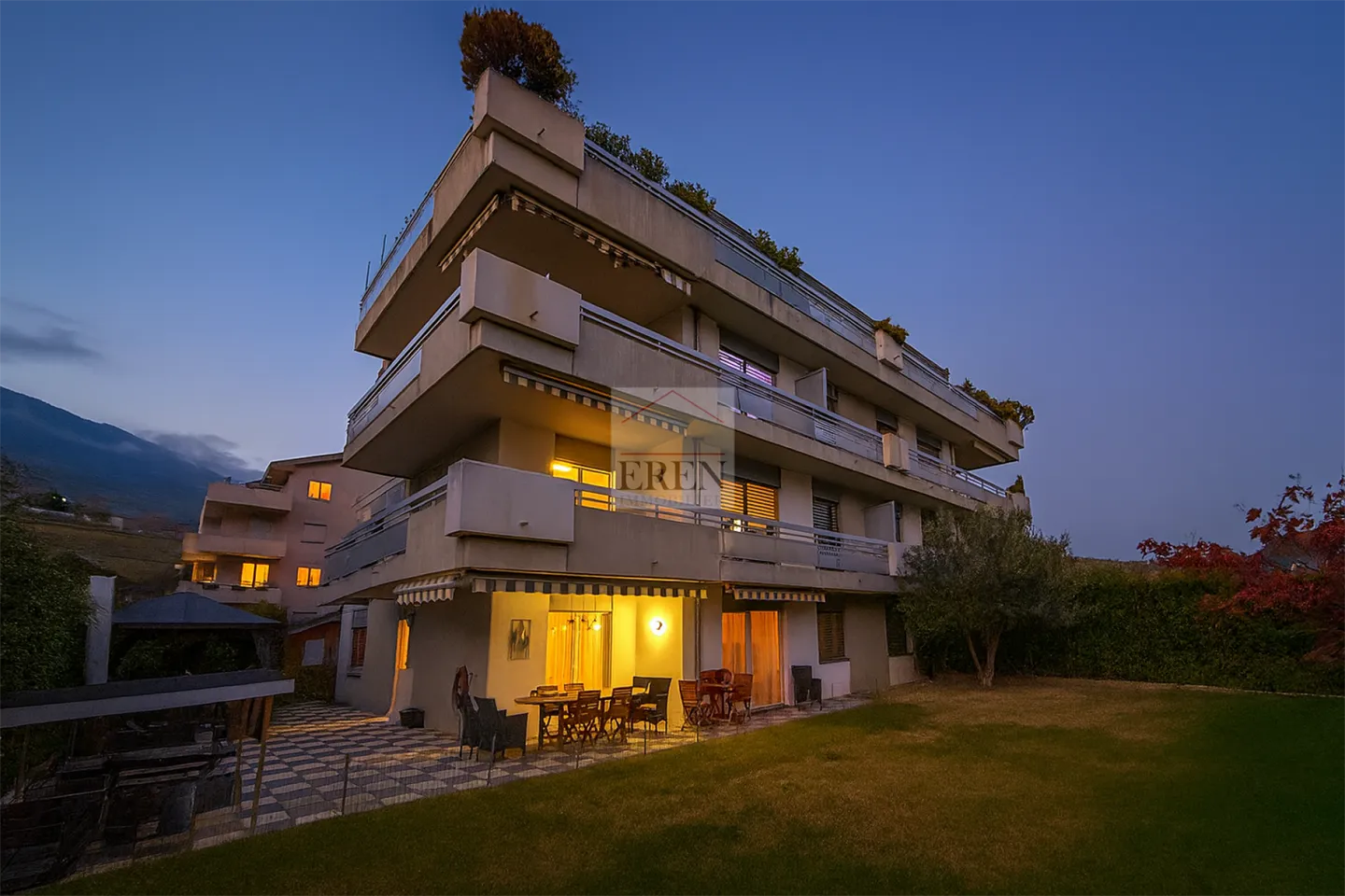 Magnifique et spacieux appartement rénové de 5,5 pièces au rez-de-chaussée avec grande terrasse et pelouse - Photo 1 sur 13