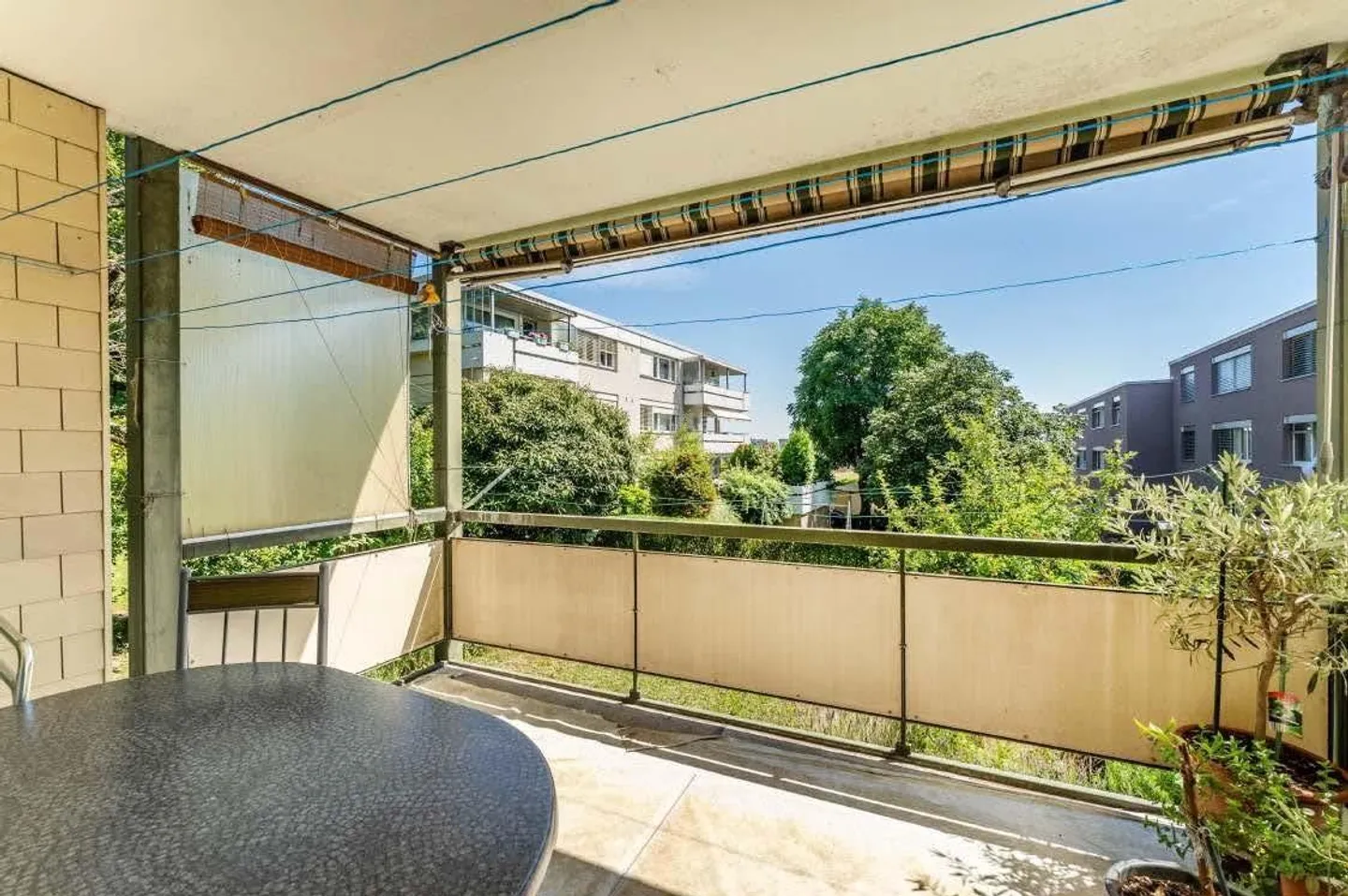 Freshly renovated 4-room apartment with balcony & single garage - Photo 3 of 12