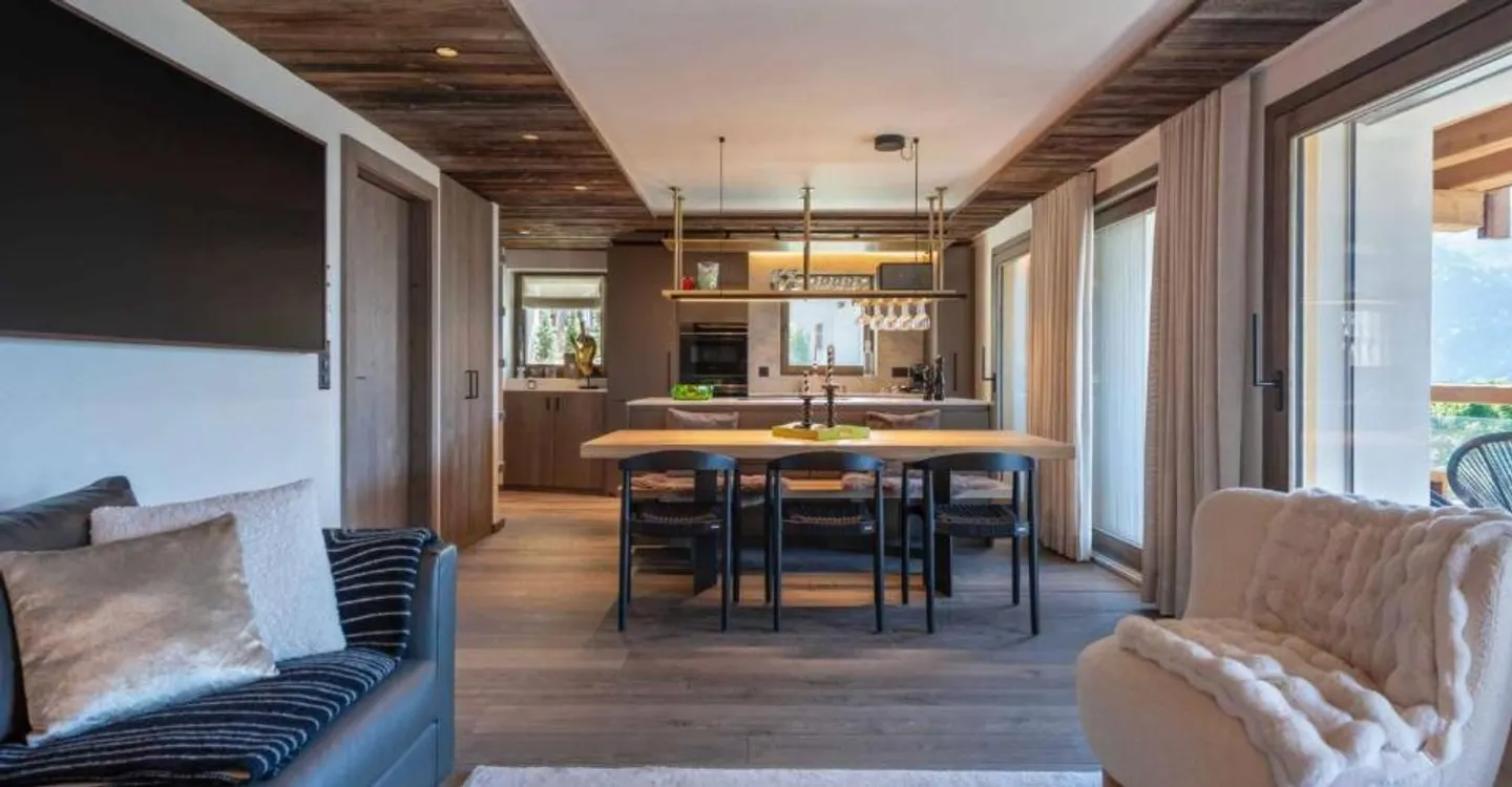 Luxury Apartment with Stunning View - Photo 3 of 9