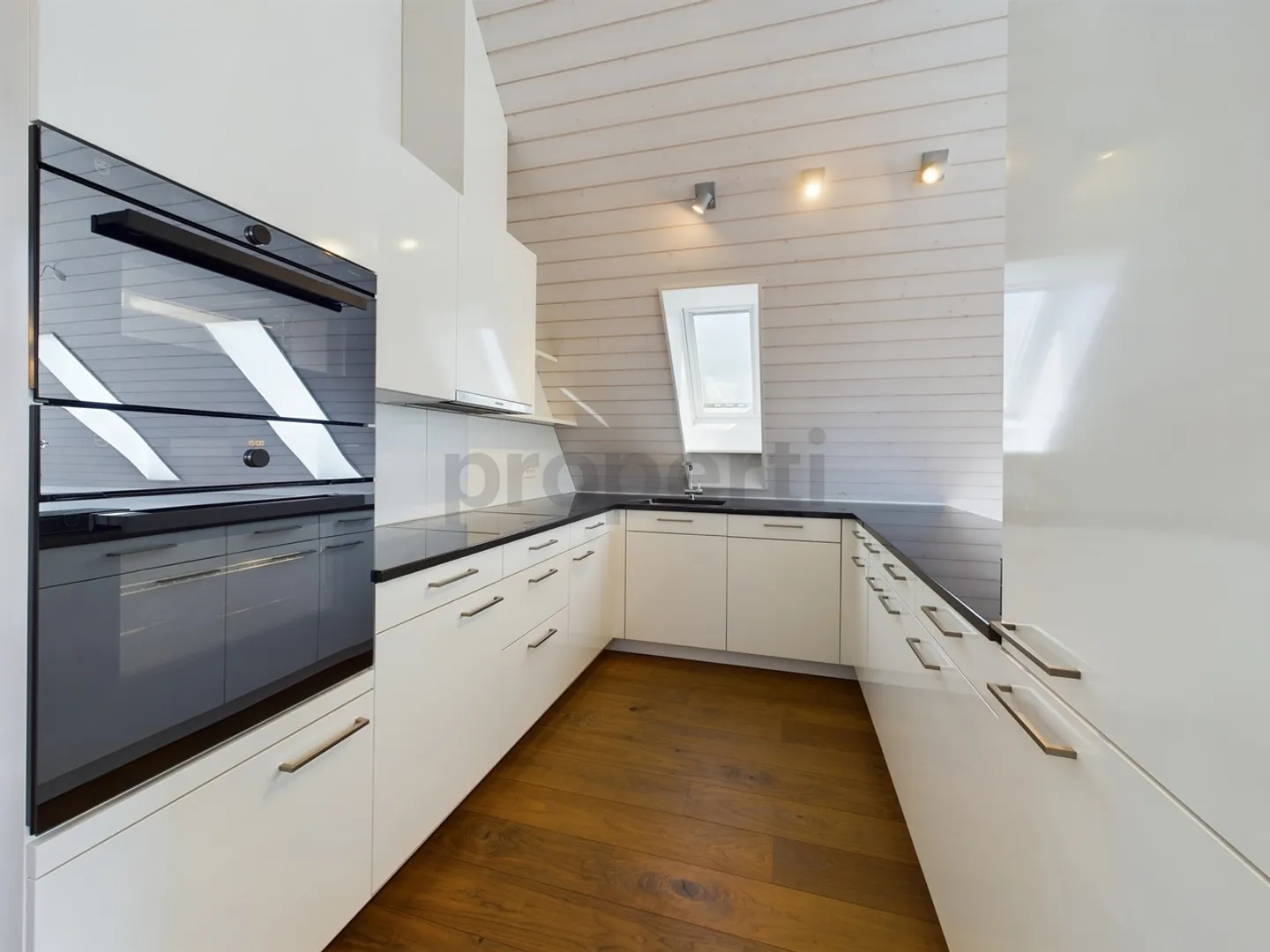 Appartamento mansardato elegante e accogliente di 3,5 locali con camino a Niederglatt - Foto 2 di 11