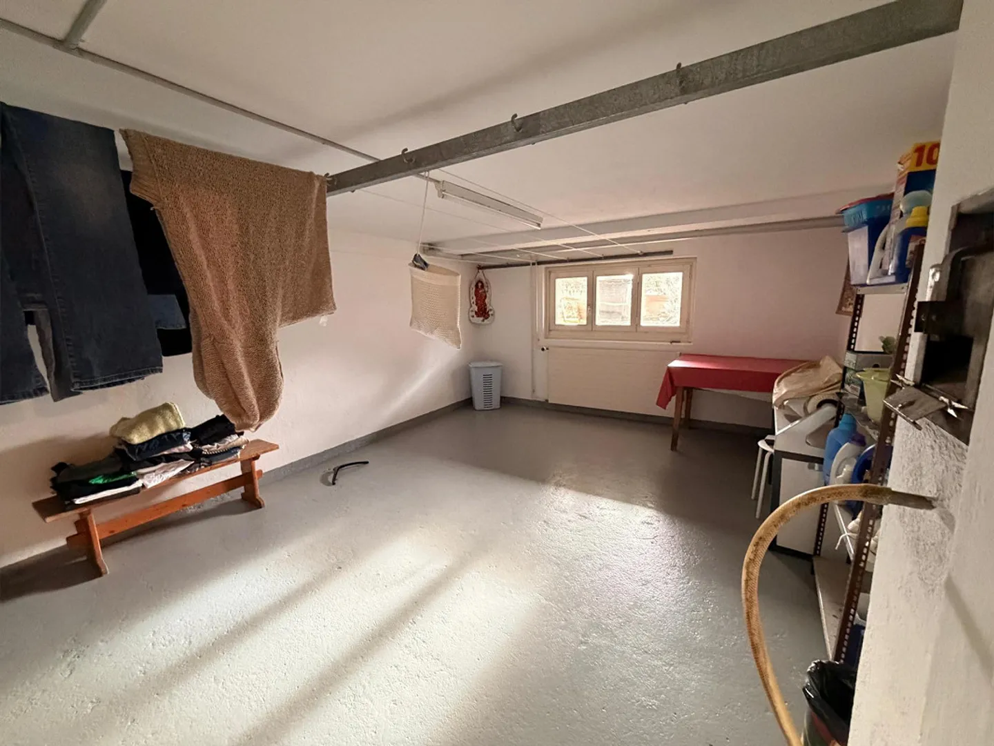 Freshly renovated 4-room apartment with balcony & single garage - Photo 10 of 12