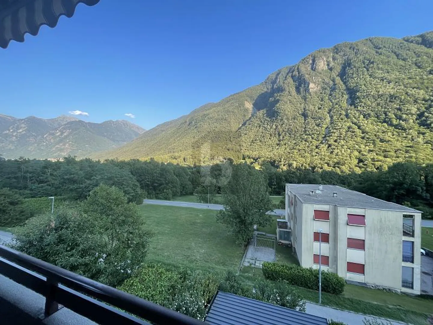 SPACIOUS AND BRIGHT - Photo 5 of 6