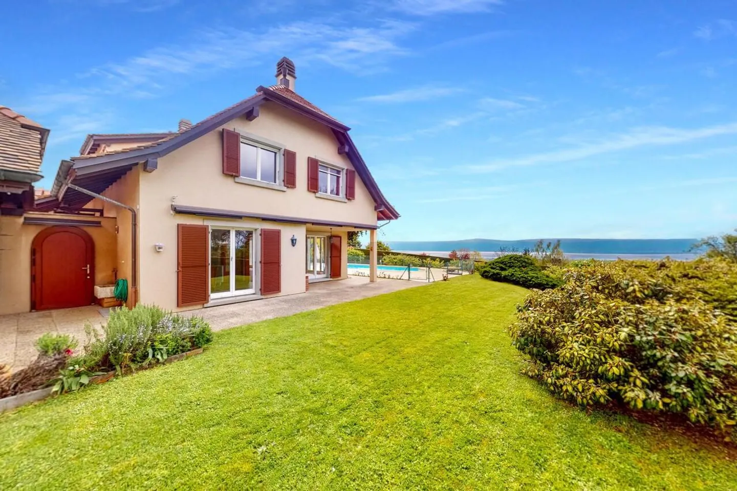 Beautiful Vaudoise villa with 7.5 rooms, pool, view of the lake and the Alps - Photo 3 of 11