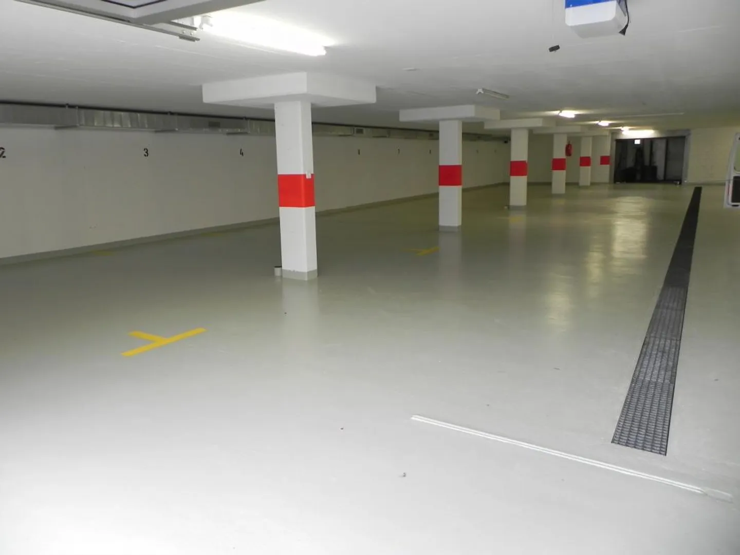 Places de stationnement en sous-sol à louer - Photo 3 sur 4