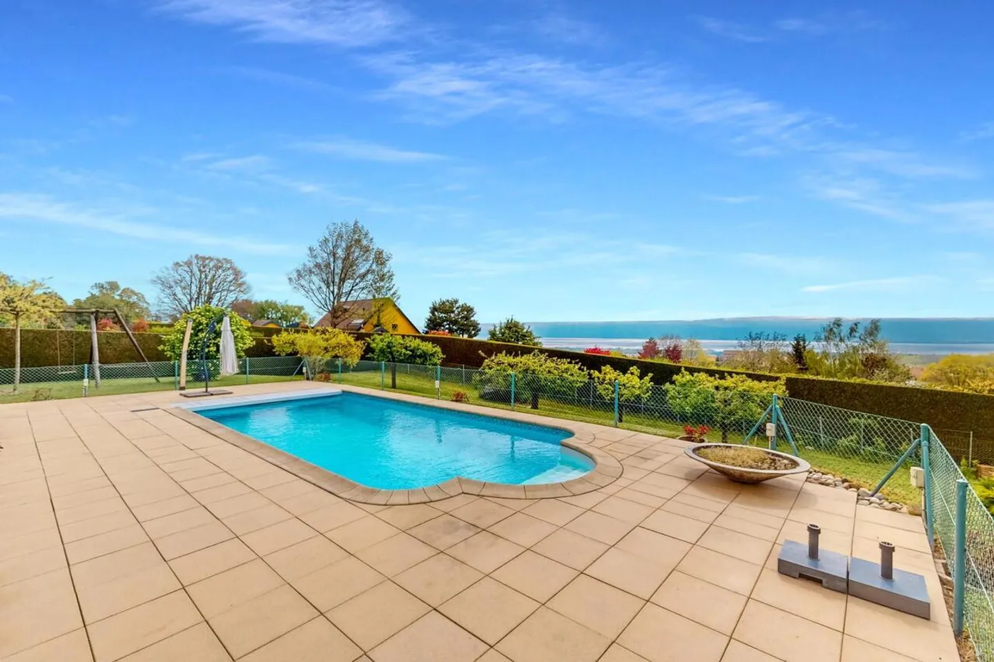 Beautiful Vaudoise villa with 7.5 rooms, pool, view of the lake and the Alps - Photo 4 of 11