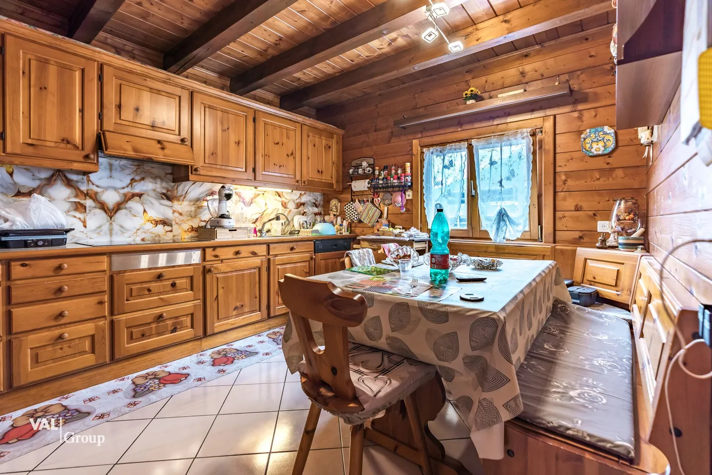 Attractive residential and commercial property with diverse usage possibilities - Photo 3 of 13