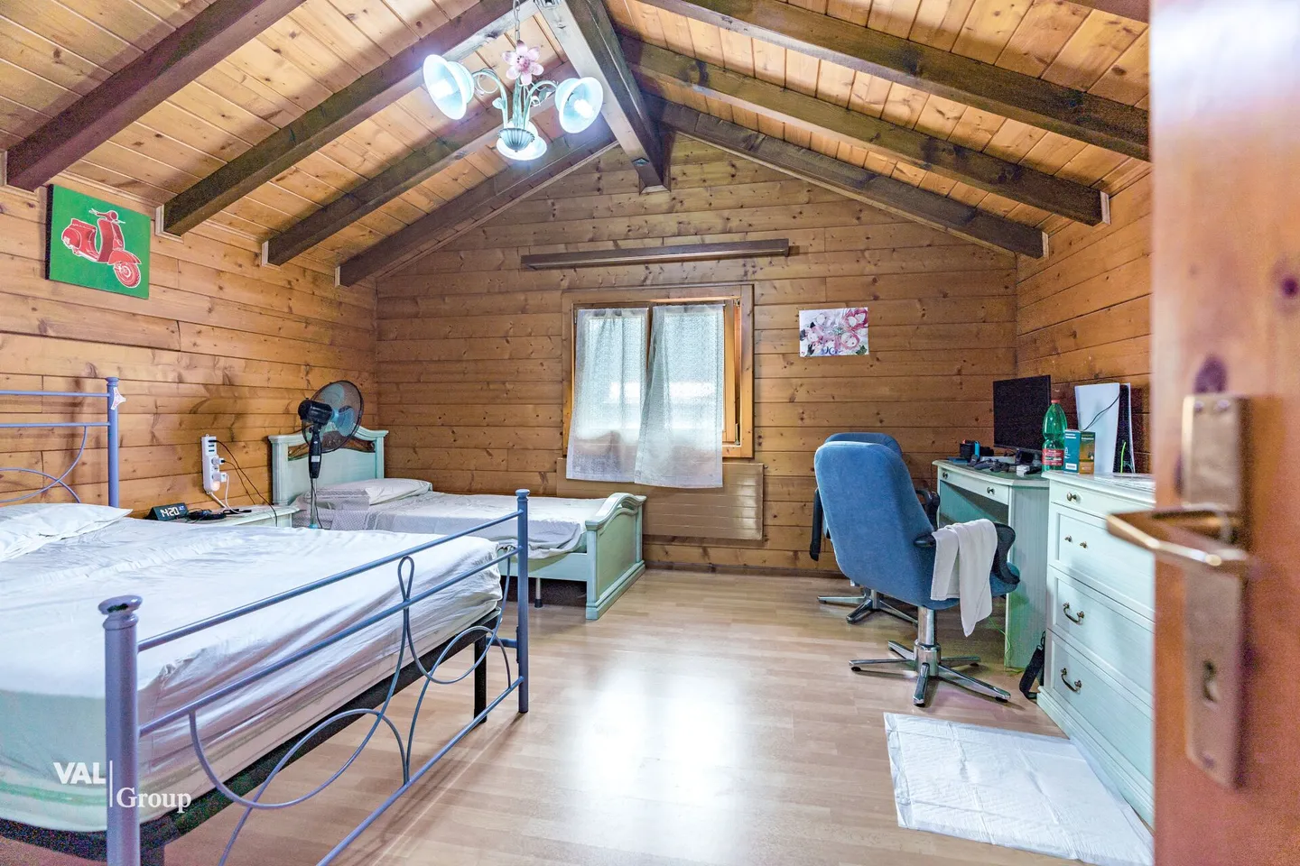 Attractive residential and commercial property with diverse usage possibilities - Photo 6 of 13