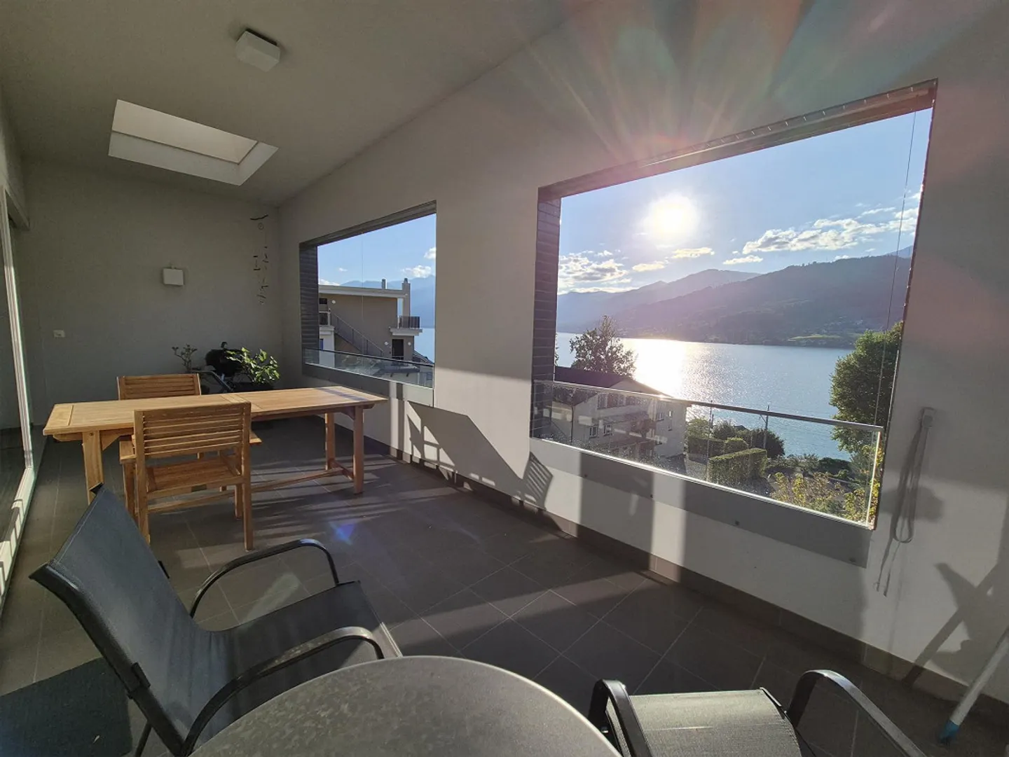 Appartement en attique attrayant de 4,5 pièces avec espace de baignade privé - Photo 6 sur 11