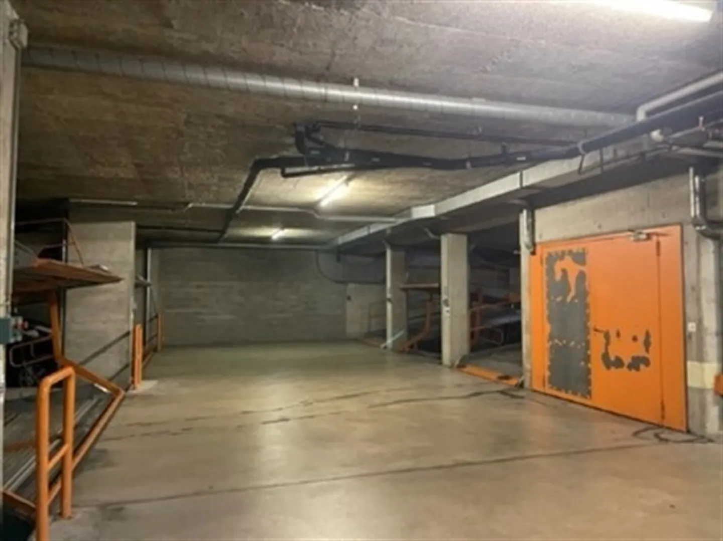 Covered parking spaces with elevator in the center of Sierre - Photo 2 of 2