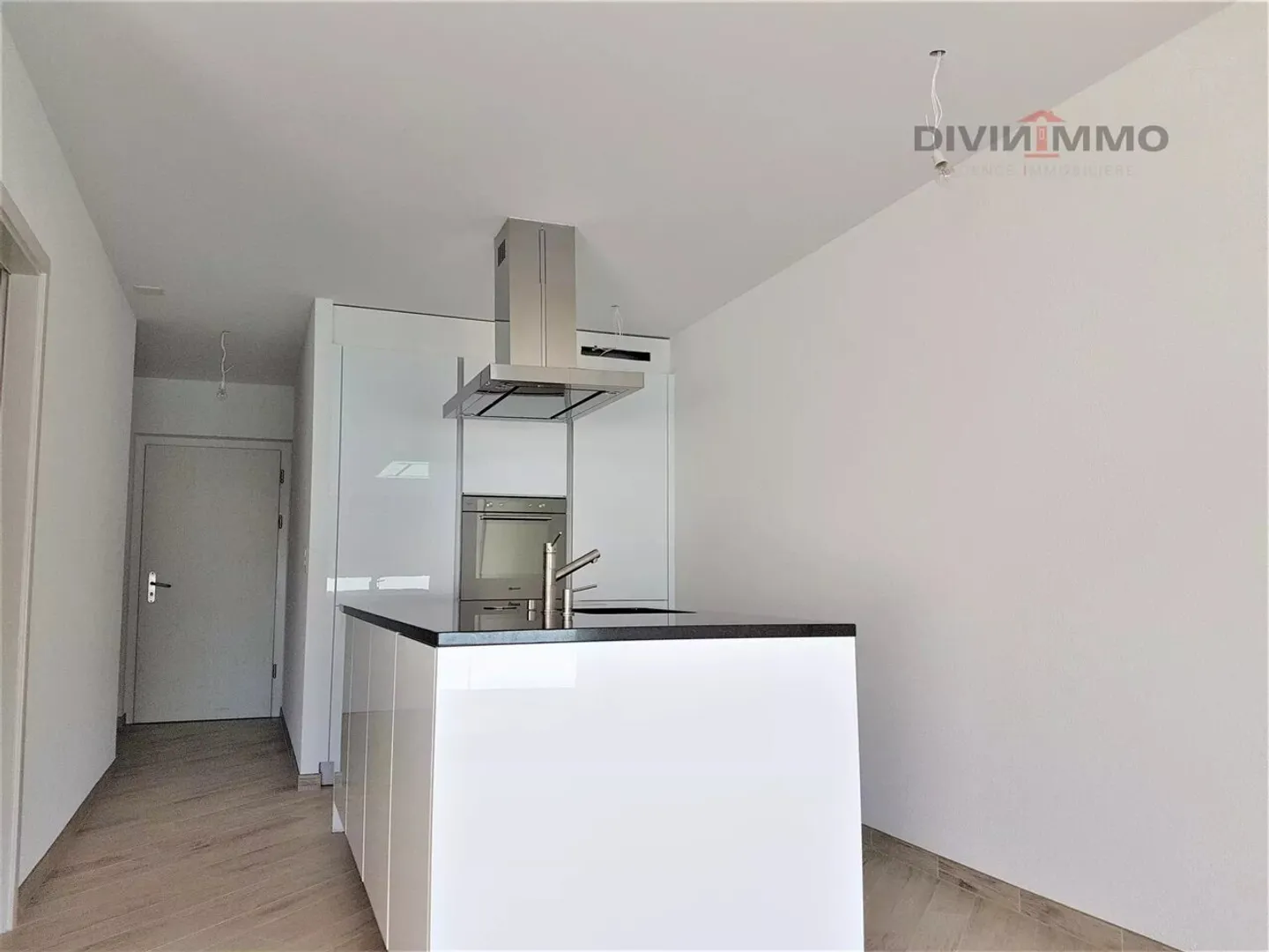 Beautiful luxury apartment in the heart of the village with two garages - Photo 2 of 7