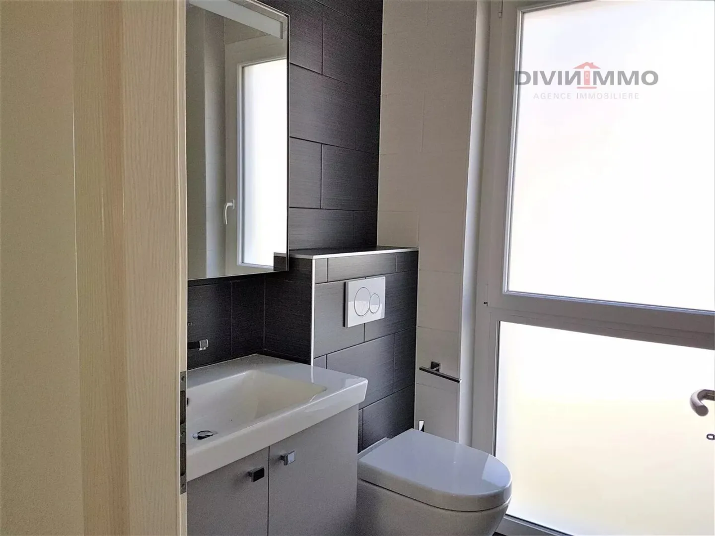 Beautiful luxury apartment in the heart of the village with two garages - Photo 5 of 7