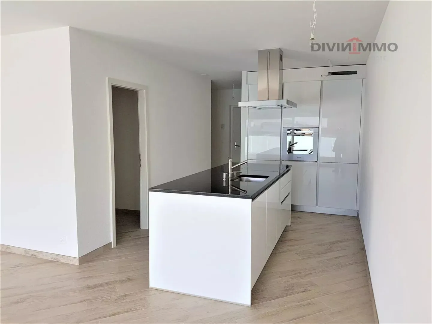 Beautiful luxury apartment in the heart of the village with two garages - Photo 3 of 7