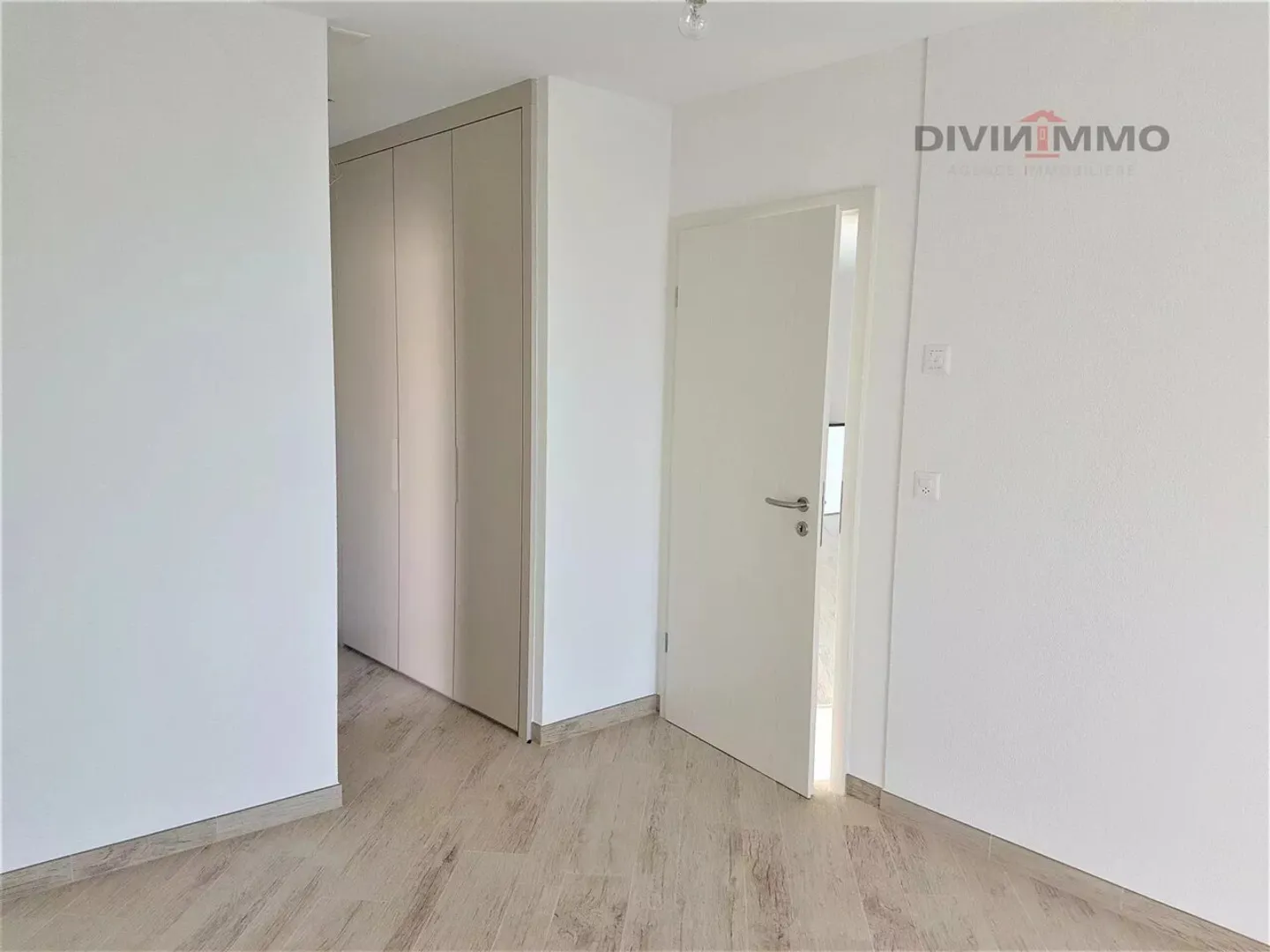 Beautiful luxury apartment in the heart of the village with two garages - Photo 4 of 7