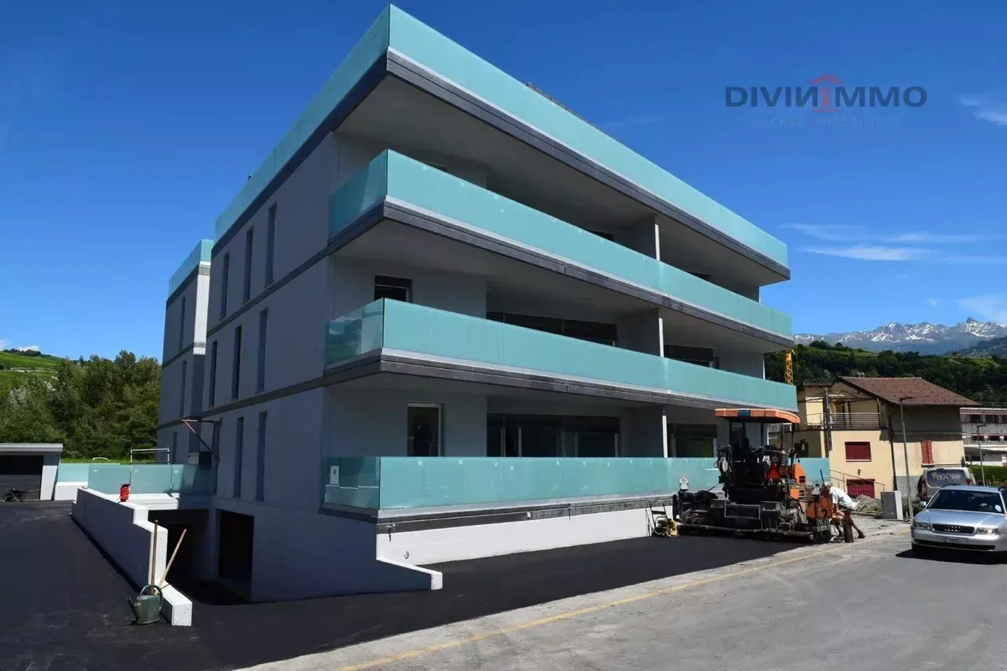 Beautiful luxury apartment in the heart of the village with two garages - Photo 6 of 7