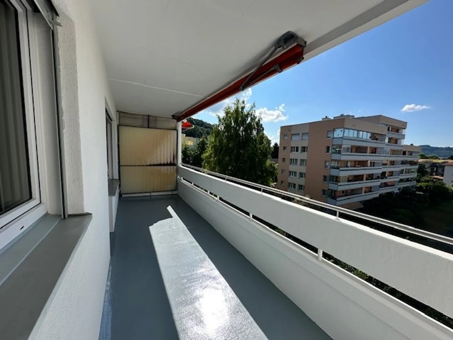 Appartement moderne de 3,5 pièces avec balcon et accès à la terrasse sur le toit - Photo 2 sur 14