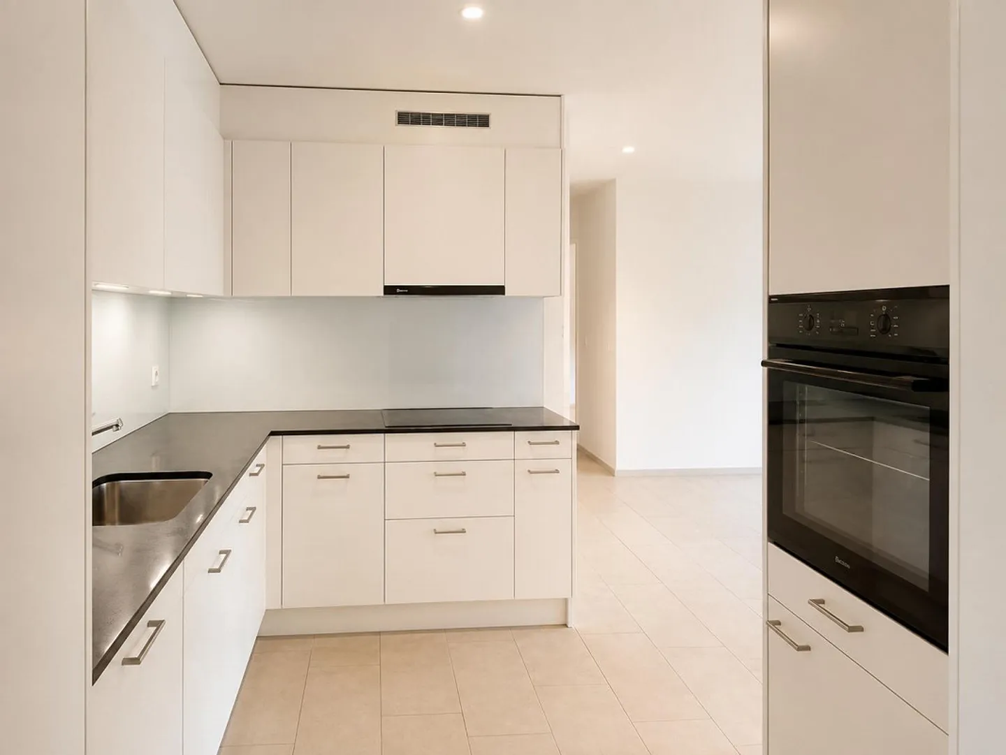 Modern spacious 2.5 room apartment - Photo 1 of 7