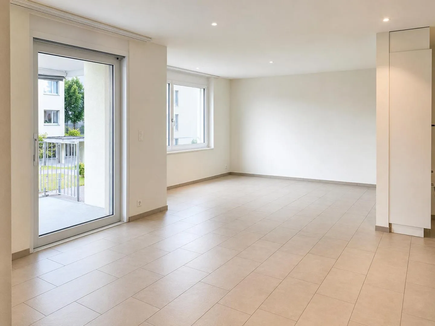Modern spacious 2.5 room apartment - Photo 2 of 7