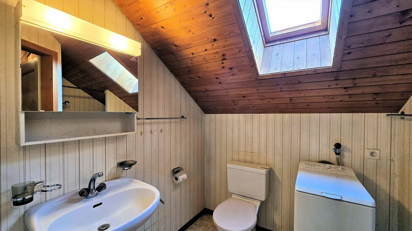 A cozy little house with expansion potential - Photo 8 of 11