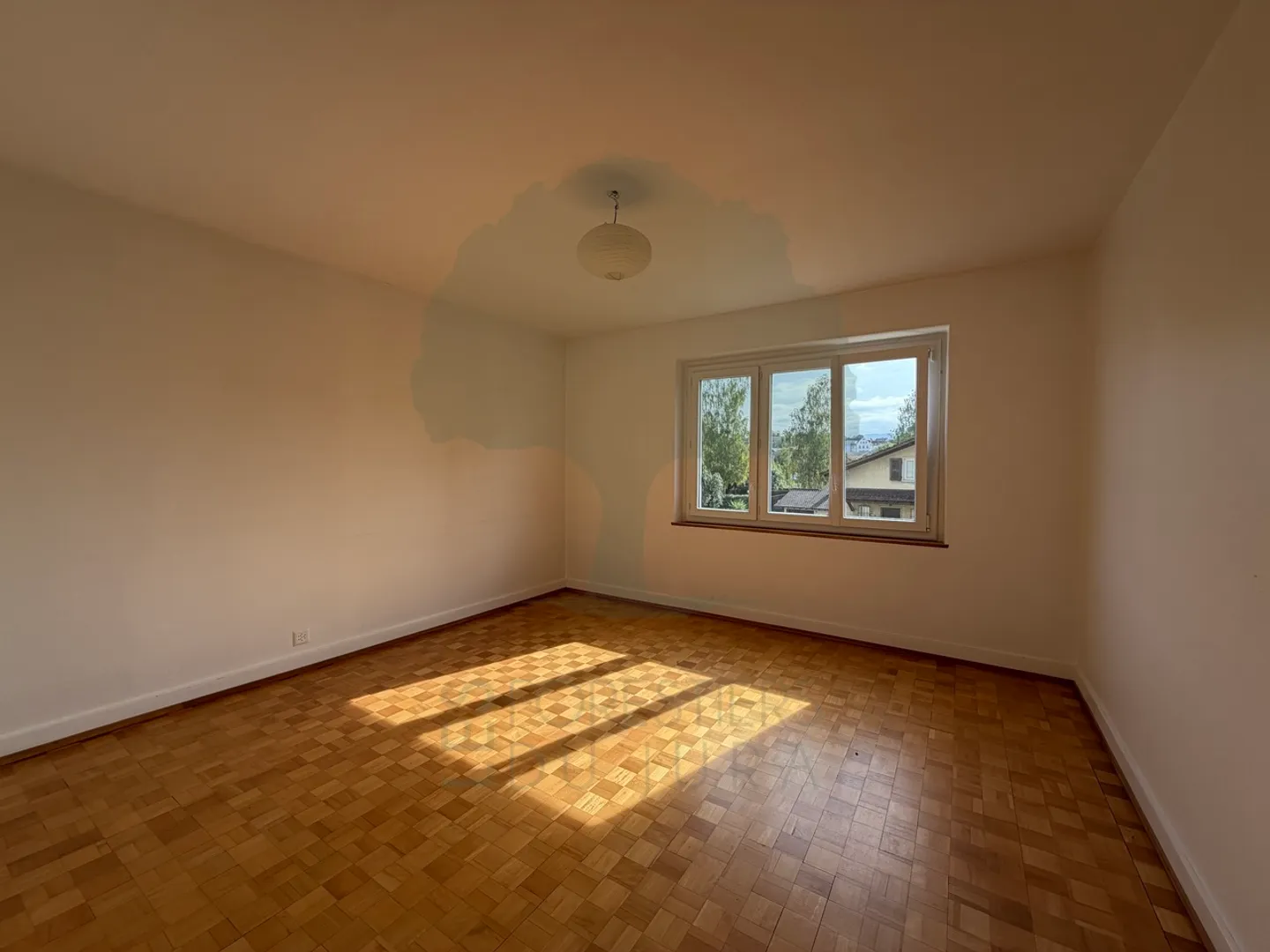 Bright 3.5 Room Apartment - Photo 3 of 8