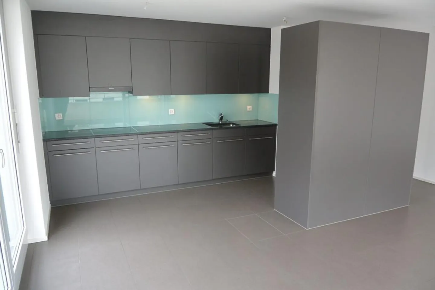 Appartement moderne de 3,5 pièces dans un emplacement central - Photo 2 sur 12