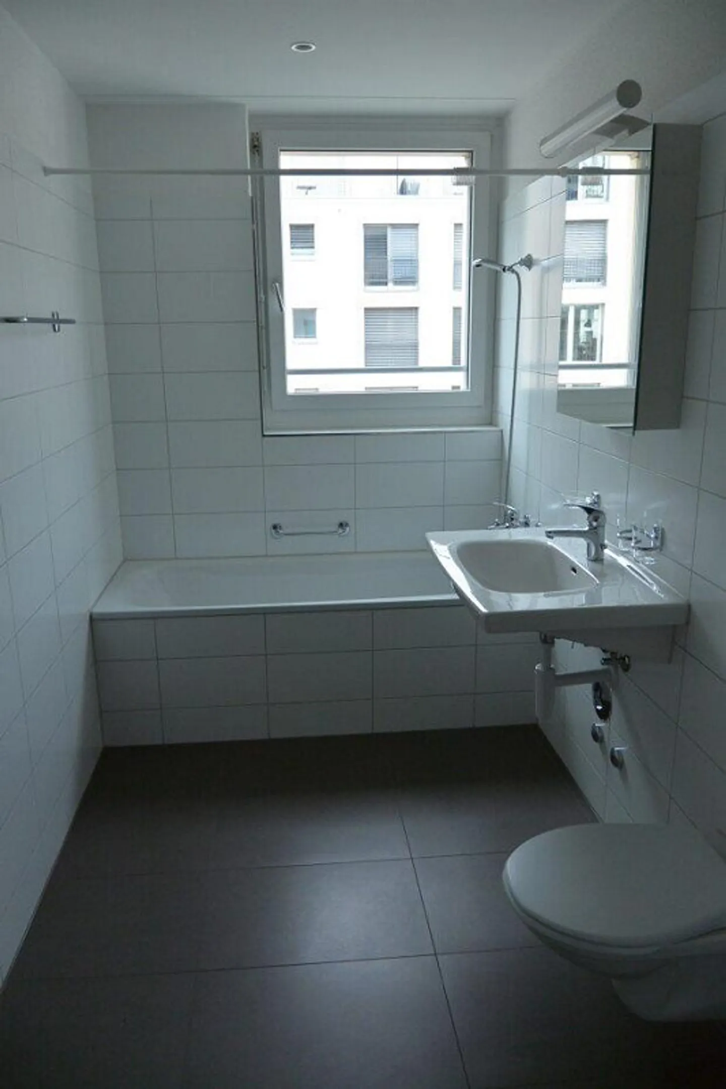 Appartement moderne de 3,5 pièces dans un emplacement central - Photo 5 sur 12