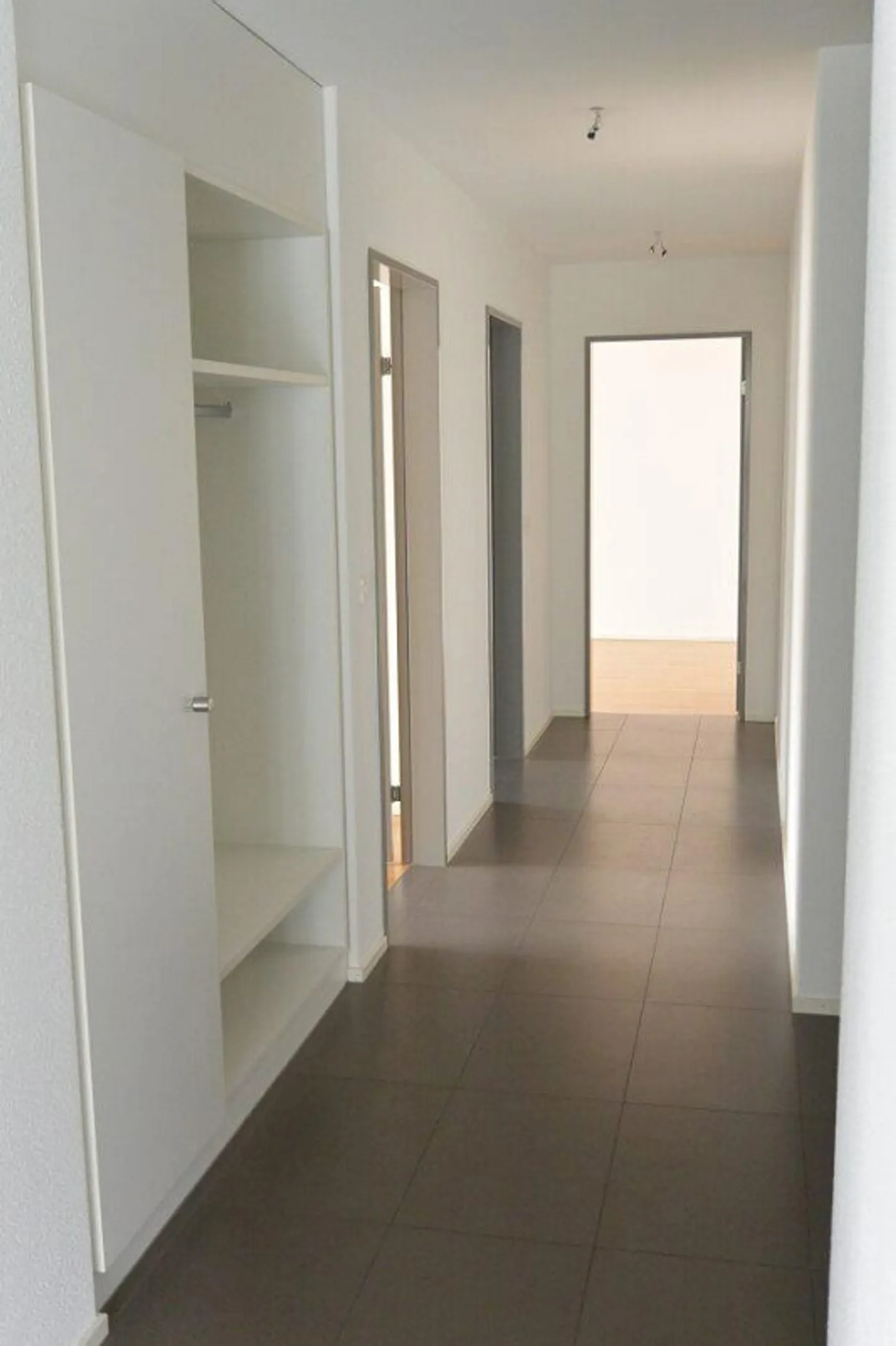 Appartement moderne de 3,5 pièces dans un emplacement central - Photo 8 sur 12