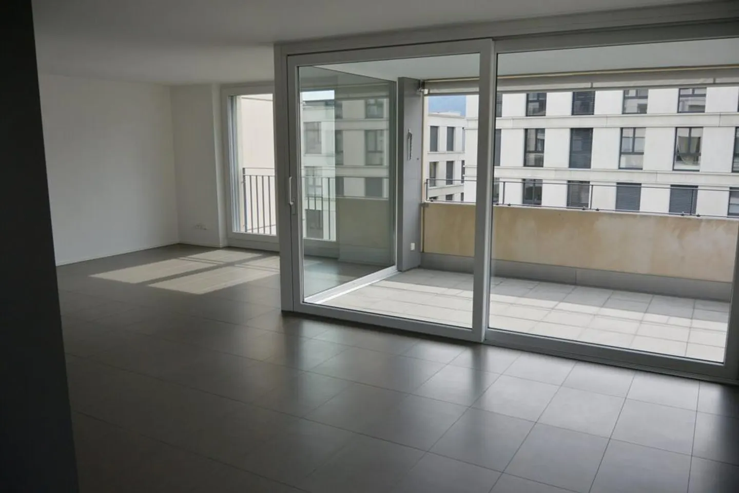 Appartement moderne de 3,5 pièces dans un emplacement central - Photo 10 sur 12