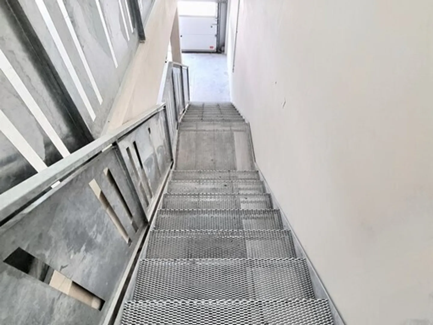 Atelier à louer - Photo 2 sur 2