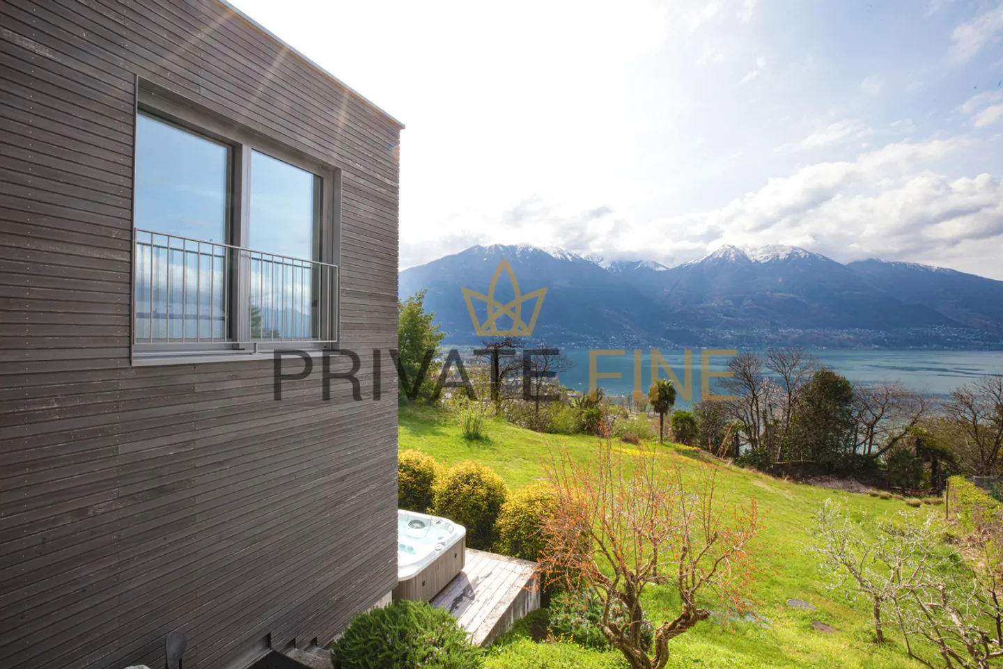 Moderne Villa mit rustikalem Charme - Foto 2 von 8