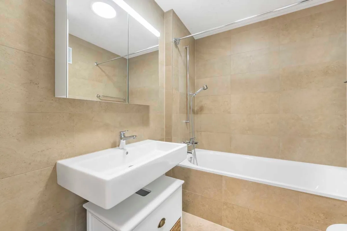 Appartamento duplex unico di 3,5 locali in affitto - Foto 2 di 10