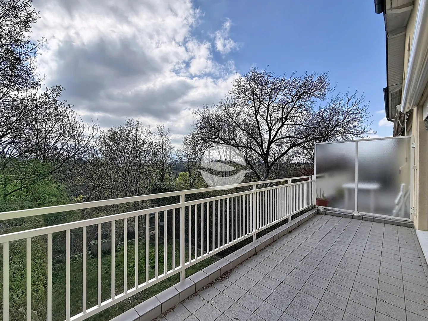 Charming 6-Room Attached House with Garden - Photo 3 of 12