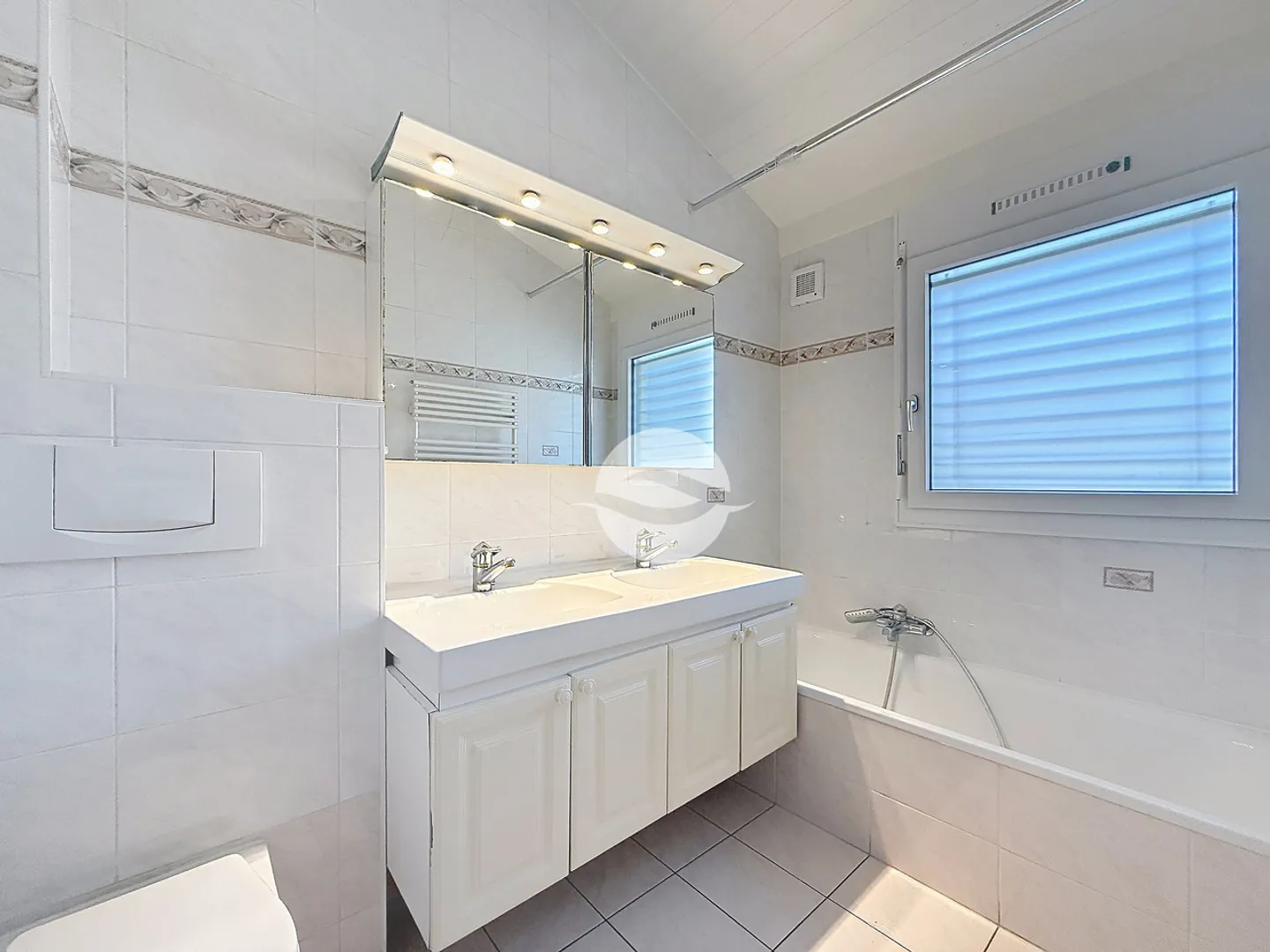 Charming 6-Room Attached House with Garden - Photo 7 of 12